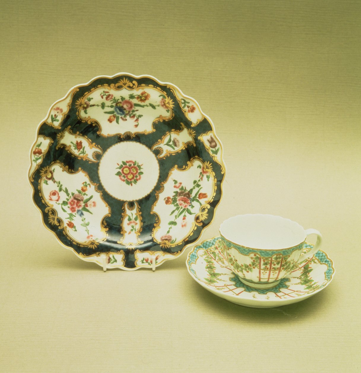 Worcester porselenstallerken med skala blå dekor, 1768; tekopp og tallerken med dekor av humleespalier, ca. 1770 (porselen) av English School