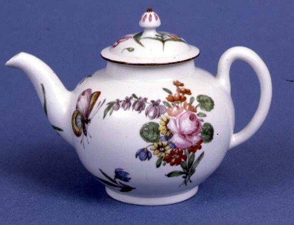 Worcester tekanne med kuleform malt i polykrome emaljer med blomster og insekter (keramikk) av English School