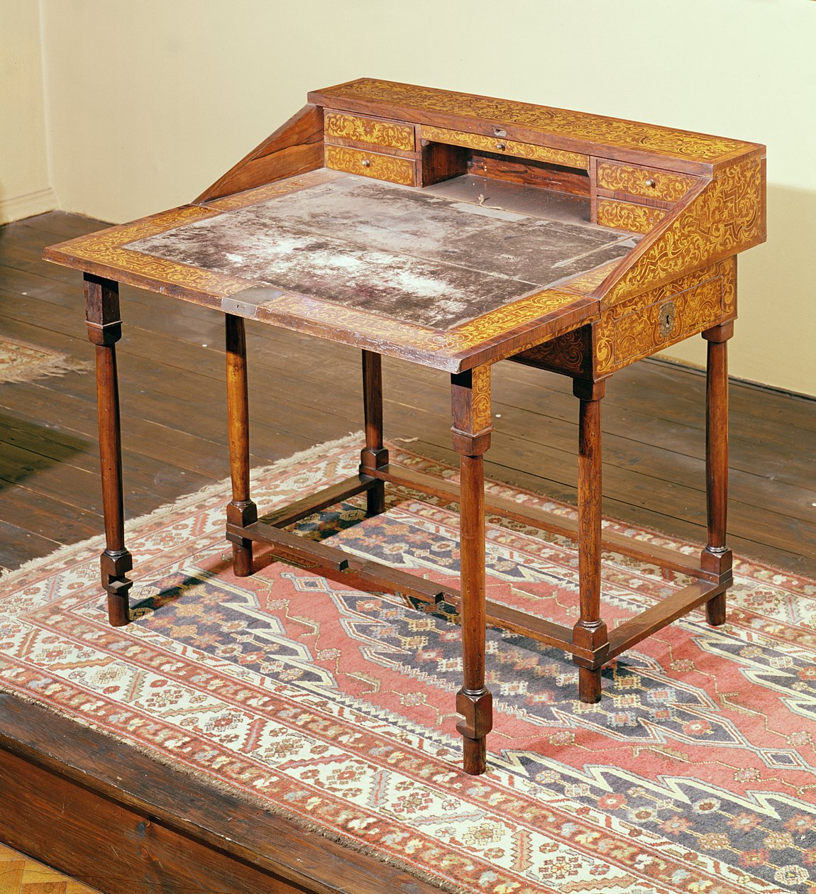 Skrivebord, valnøtt med arabesk intarsia, ca. 1690 av English School