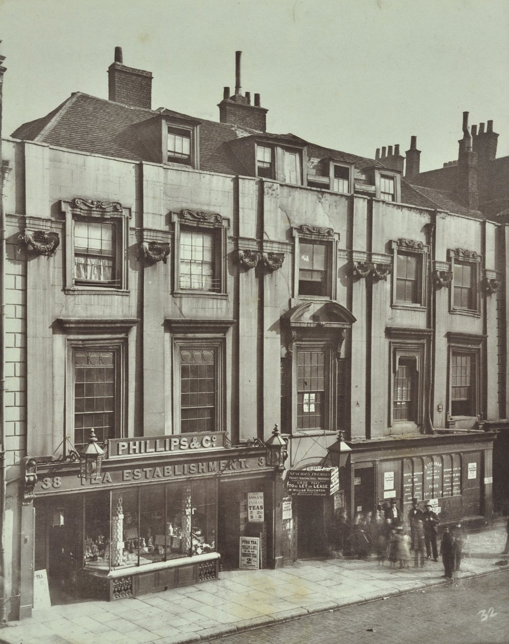 36-38 Aldersgate Street: Shaftesbury House, London, 1879 av English Photographer