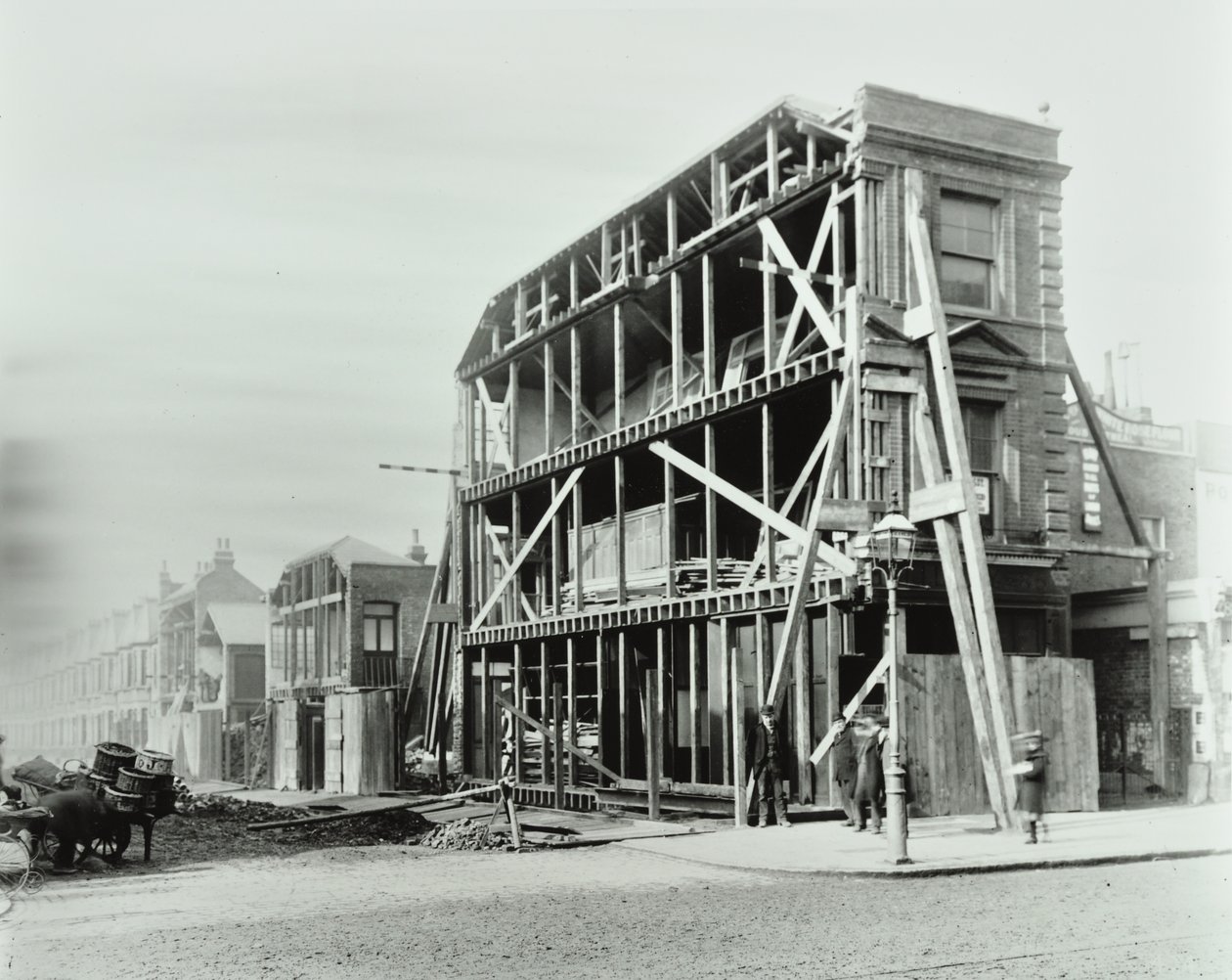 85 Stoke Newington Road: hjørnet av Stoke Newington Road og Prince George Road, 1897 av English Photographer