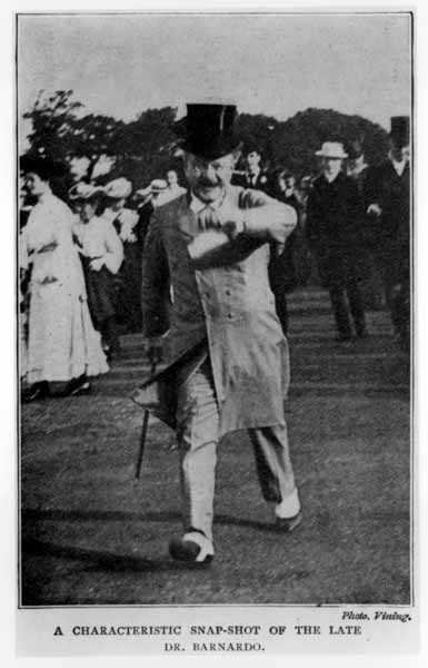 Et karakteristisk øyeblikksbilde av den avdøde Dr Barnardo (1845-1905) (s/hvitt-bilde) av English Photographer