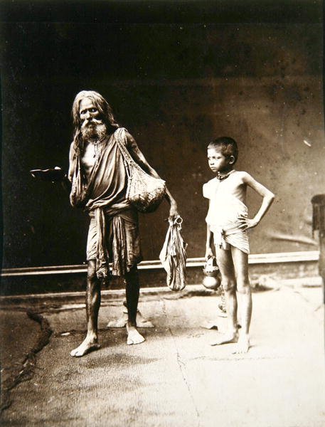 En Fakir og hans assistent, India, ca. 1880 (albumtrykk) av English Photographer