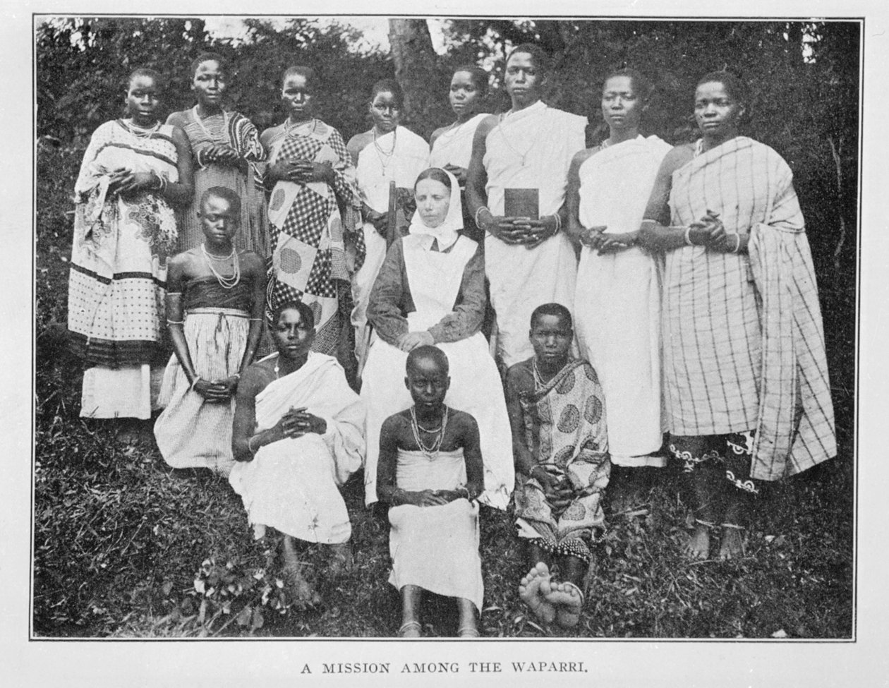 A Misson among the Waparri, fra In Wildest Africa: rekorden for jakt- og utforskningsreise gjennom Uganda, Victoria Nyanza, Kilimanjaro-regionen og Britisk Øst-Afrika, av Peter MacQueen, 1910 av English Photographer