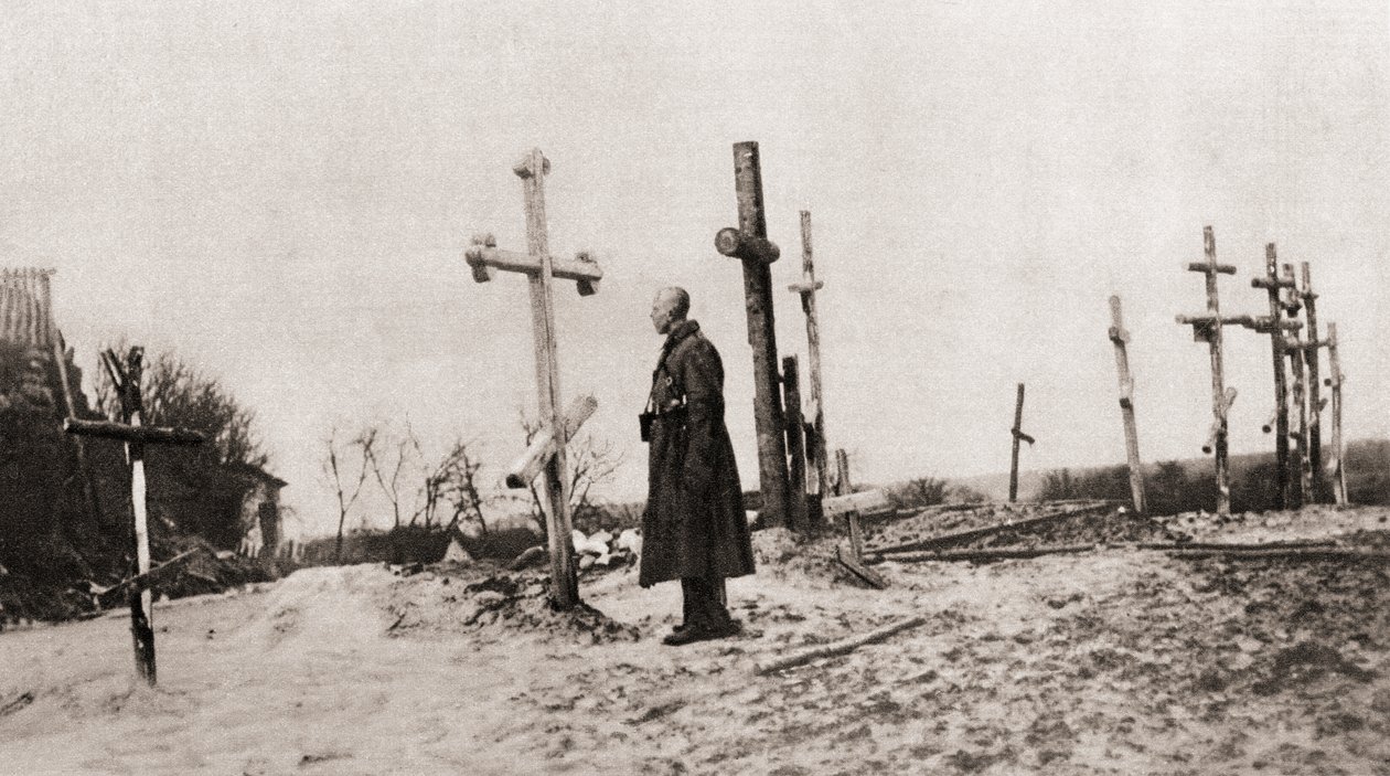 En russisk soldat ved graven til en våpenkamerat under første verdenskrig, fra The Illustrated War News, 1915 av English Photographer
