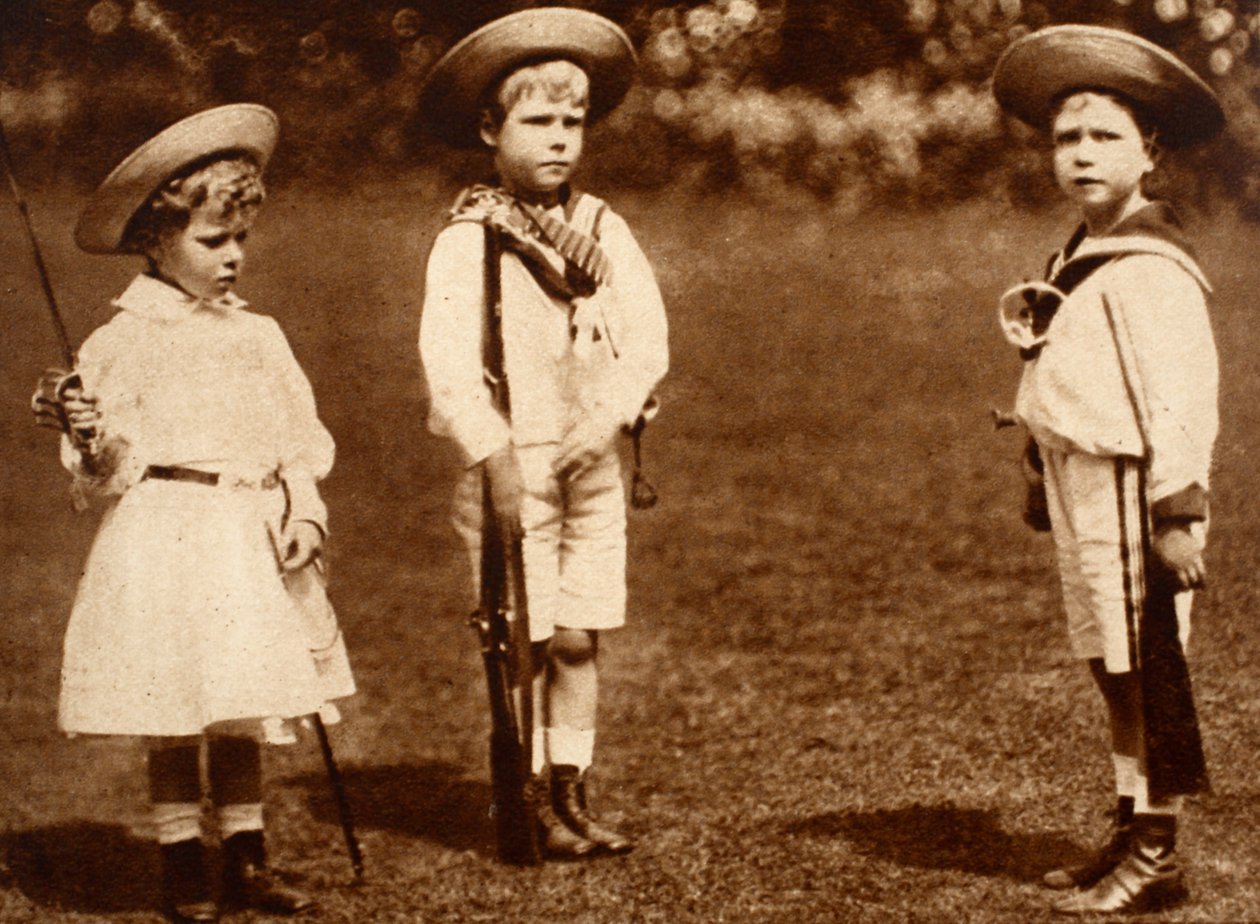 En ung kong Edward VIII borer sine søsken, hertugen av York og Princess Royal, ca. 1899 av English Photographer