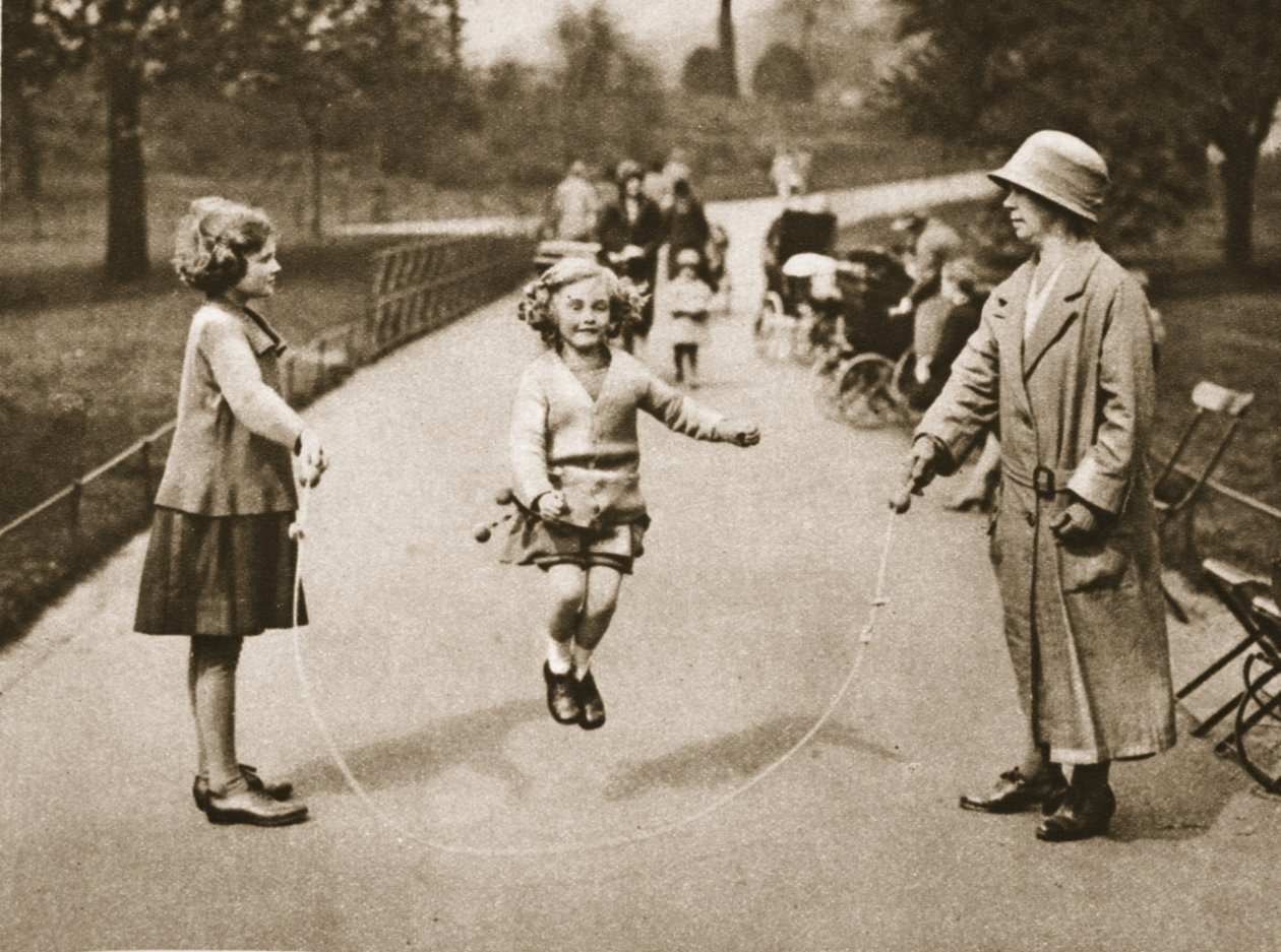 En jente som hopper i Hyde Park eller Kensington Gardens, fra Wonderful London, publisert 1926-27 (fotogravure) av English Photographer
