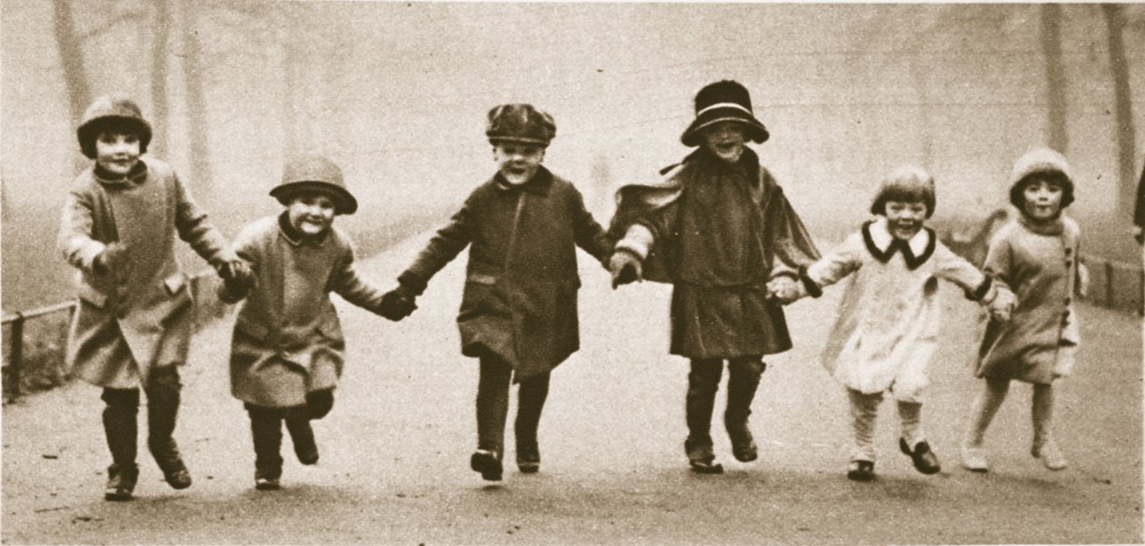 En rekke velkledde barn som løper i Hyde Park, fra Wonderful London, publisert 1926-27 (fotogravyr) av English Photographer