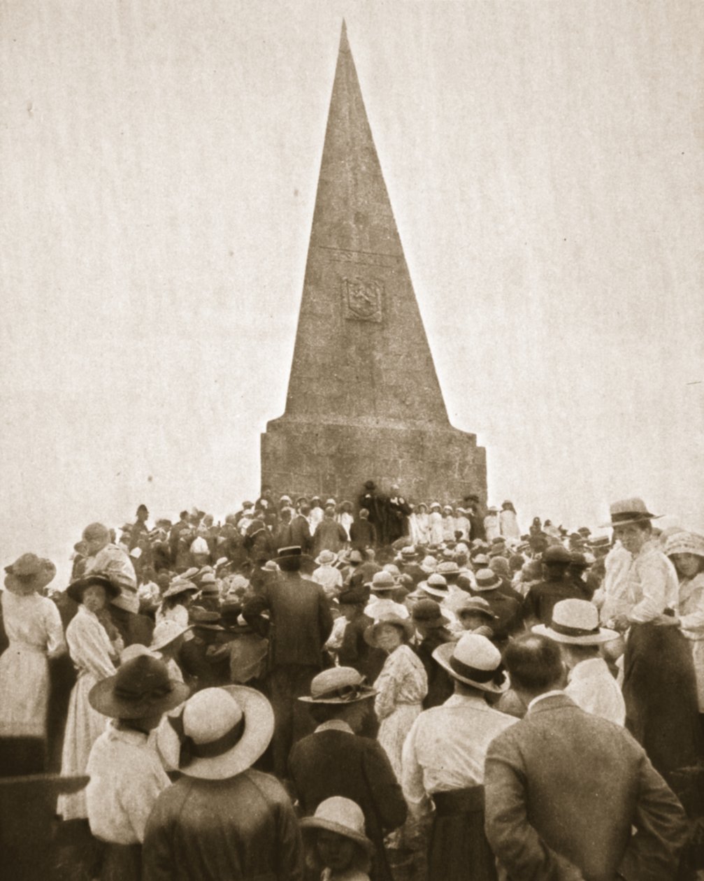 En pittoresk gammel skikk ved St. Ives: The Old Hundredth ved John Knill Obelisk, fra The Illustrated War News, 2. august 1916 (sepiafoto) av English Photographer