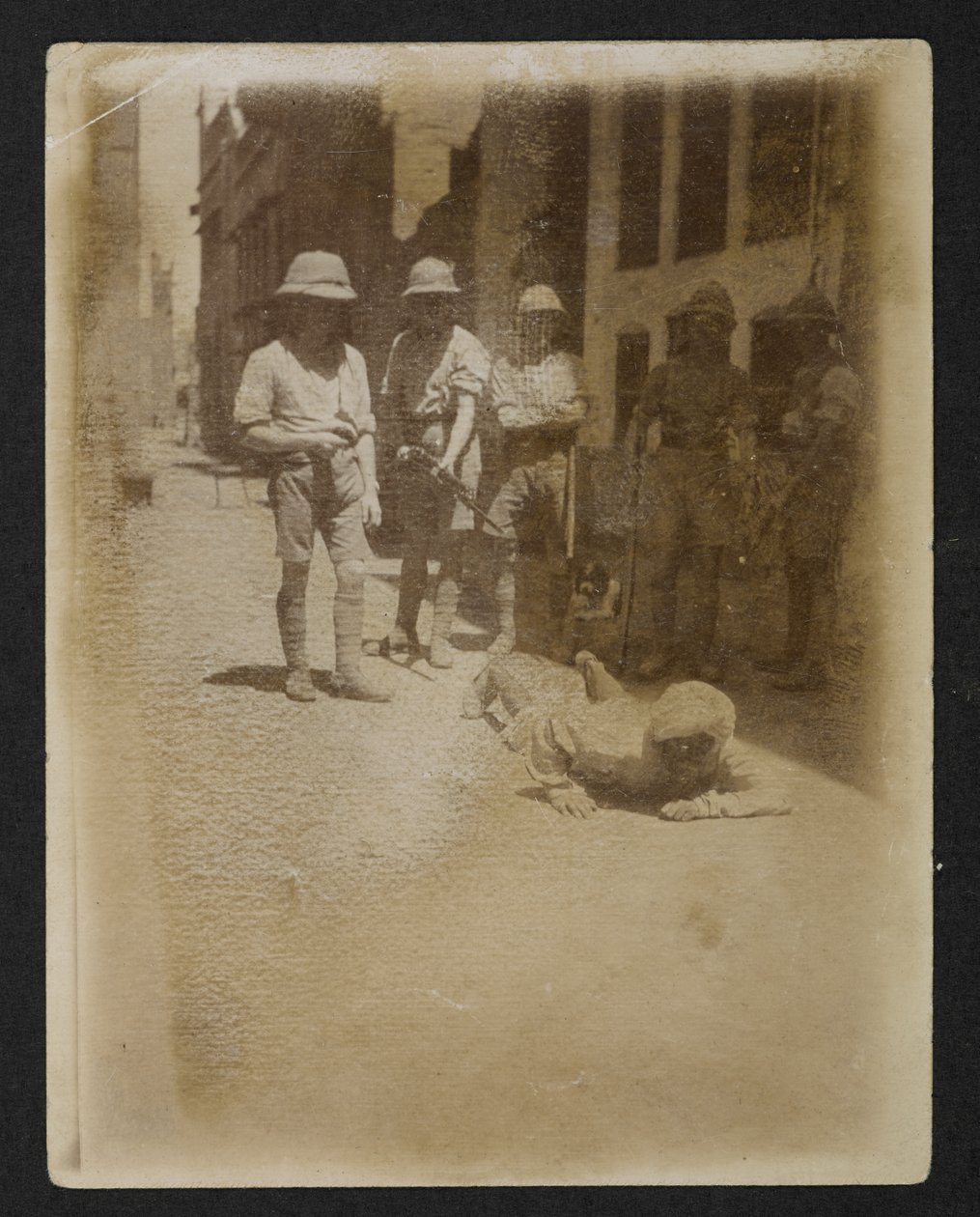 En fange under væpnet vakt ved Ram Bagh-hagen, fra Views of Amritsar, inkludert kjølvannet av opptøyene av English Photographer