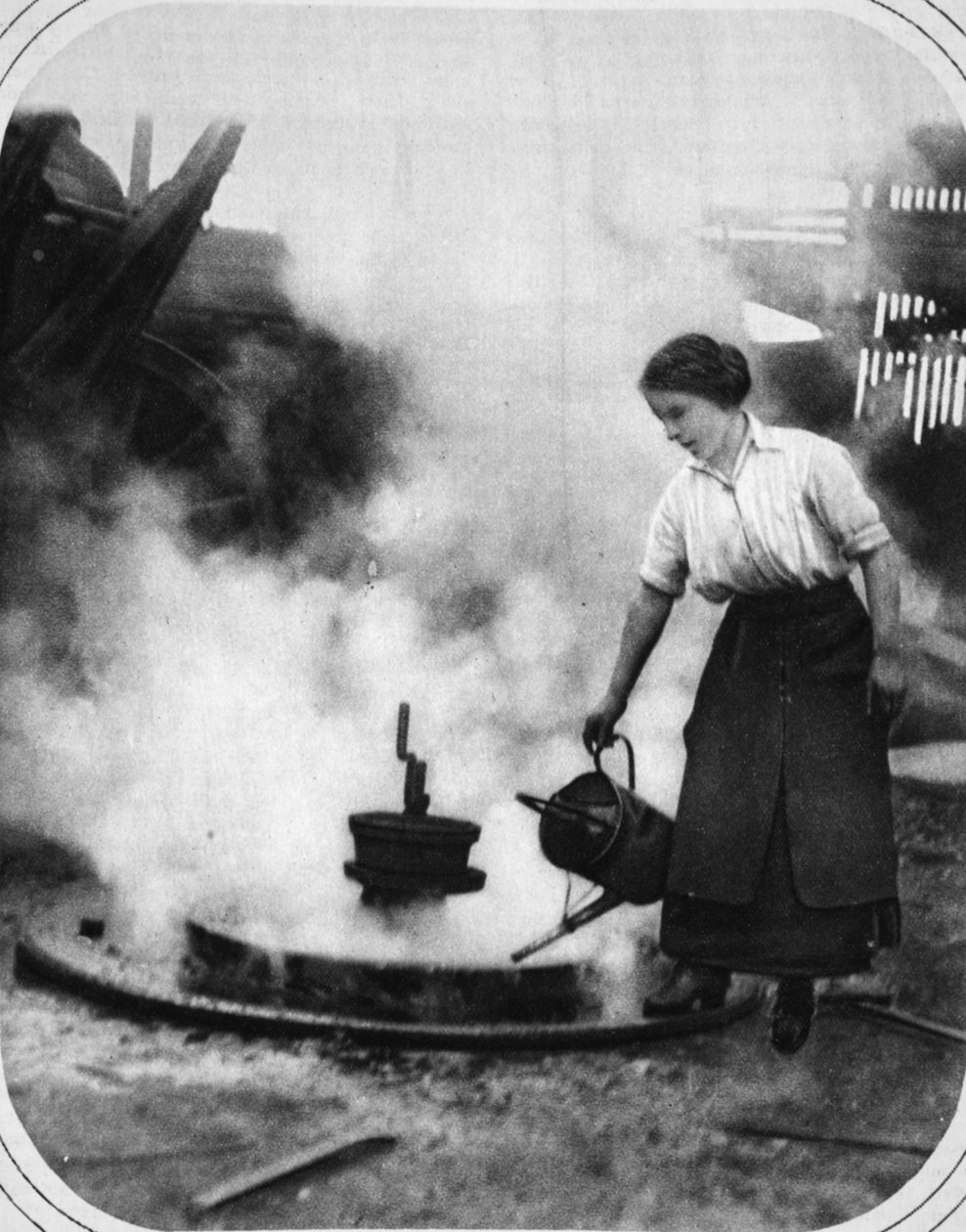 En klar hjelper i krigstid: Miss Edith Hawley avkjøler et hjul, illustrasjon fra The Illustrated War News, 6. september 1916 av English Photographer