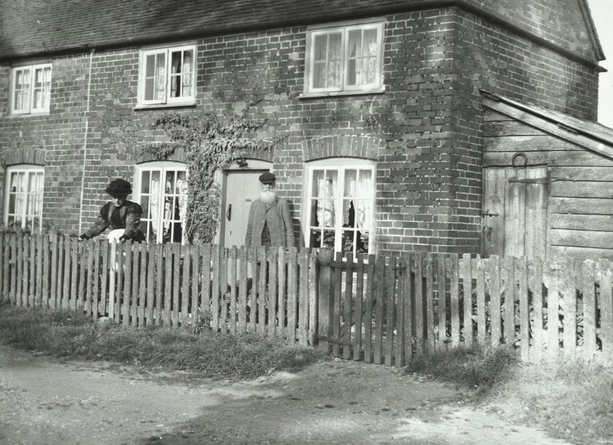 En landlig scene i Wandsworth-området med et eldre ektepar i hagen til en eiendom i hyttestil, London, 1895 av English Photographer