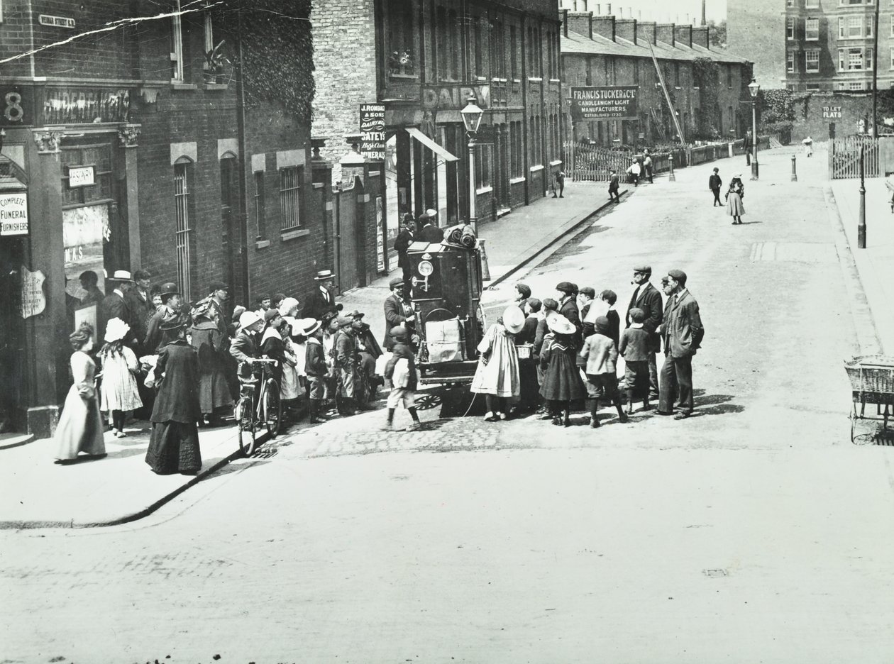 En gateorganist i Putney, London, 1886 av English Photographer