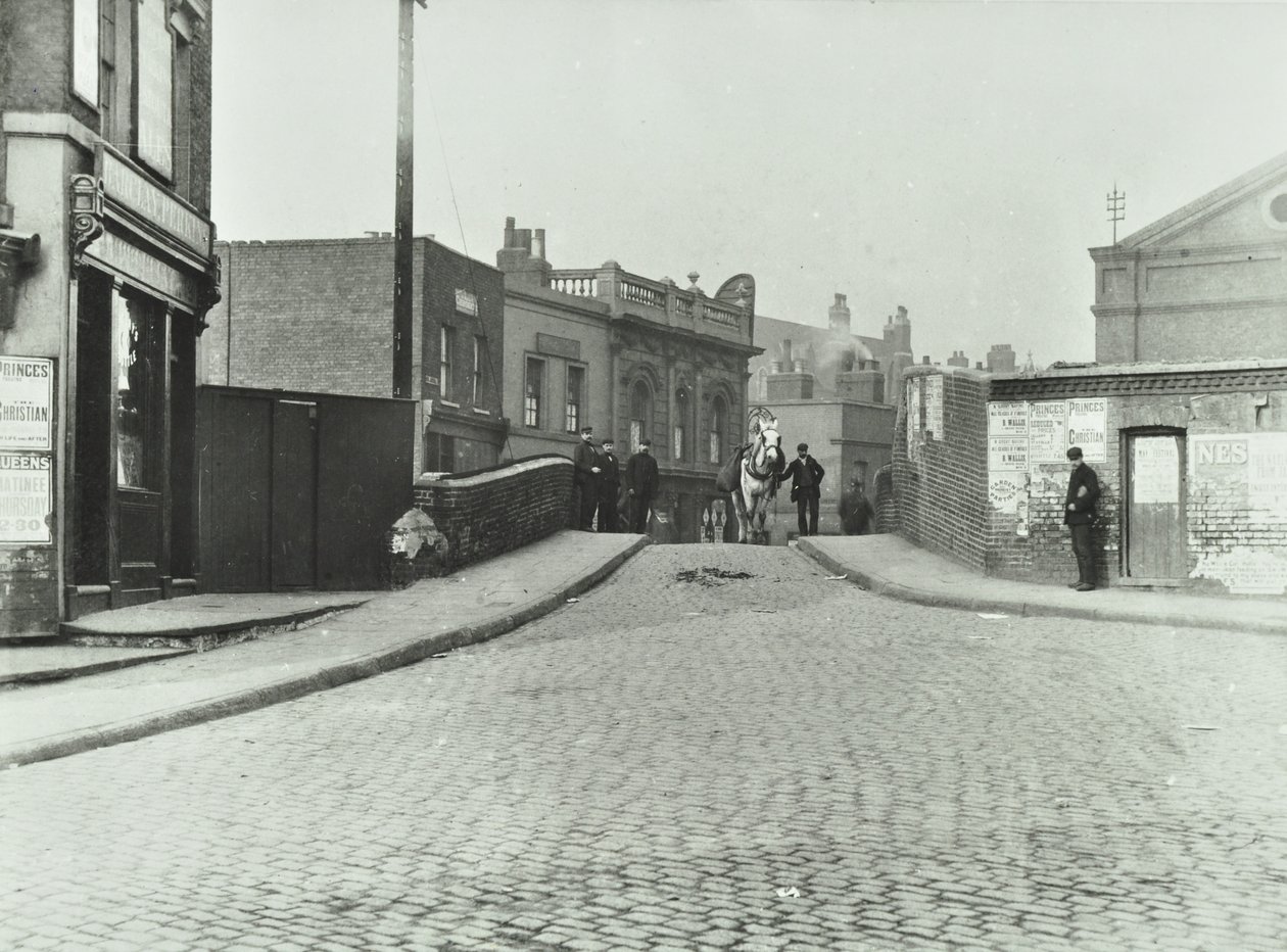 En hvit hest reiser ned Rhodeswell Road mot Old Victory Bridge, 1895 av English Photographer
