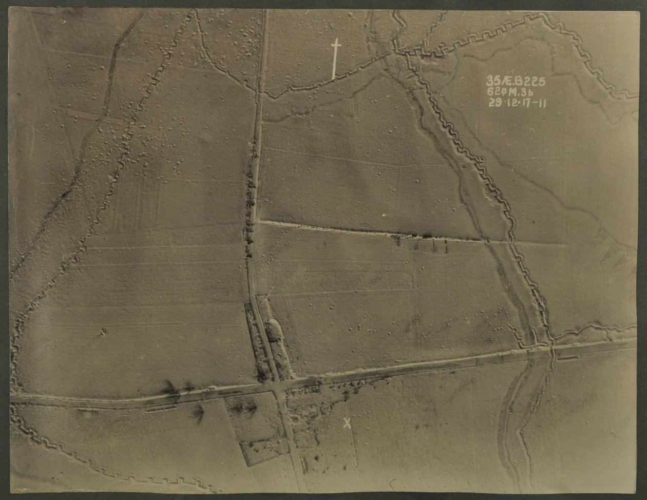 Flyfoto med skyttergraver fra første verdenskrig, 1917 av English Photographer