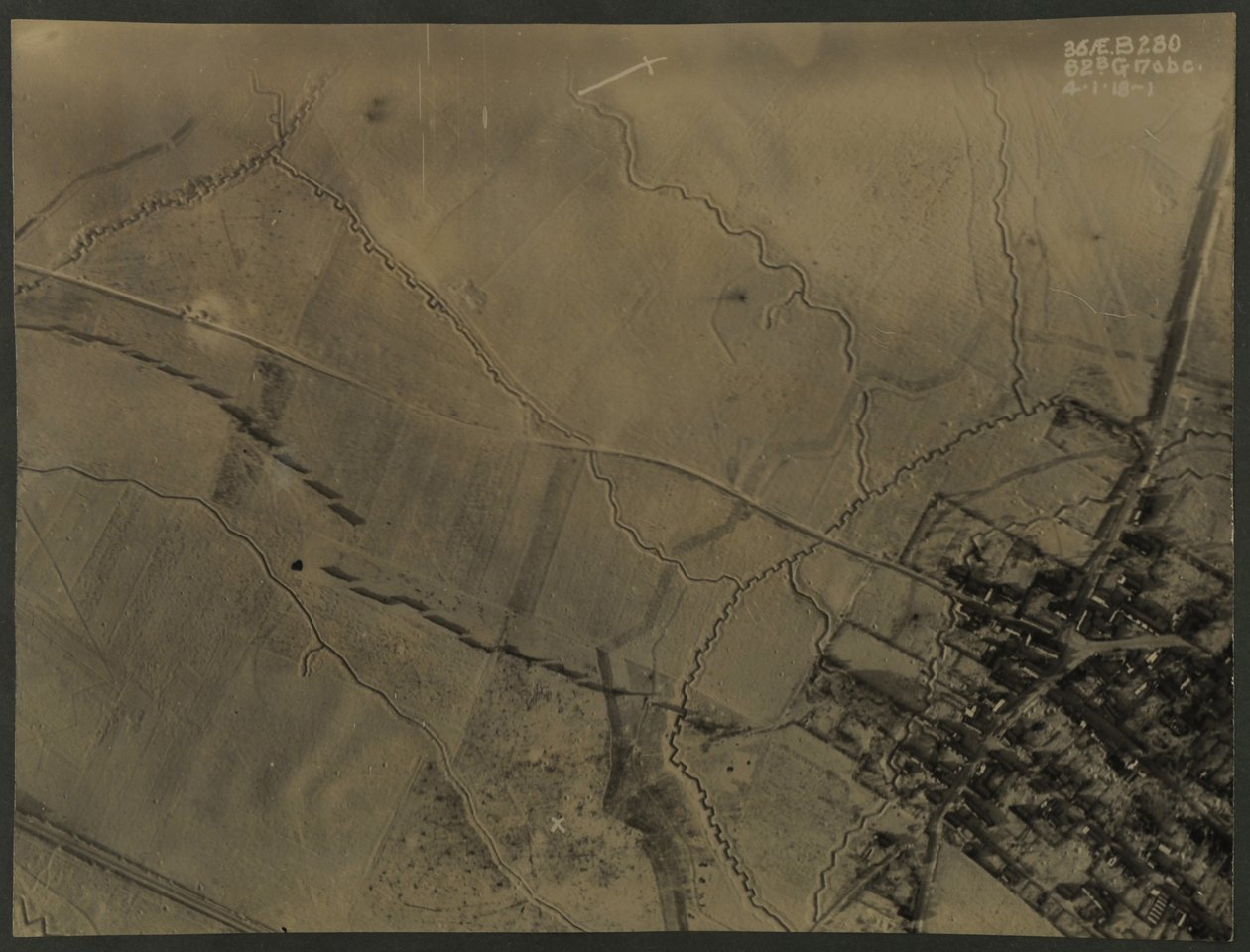 Flyfoto med skyttergraver fra første verdenskrig, 1918 av English Photographer