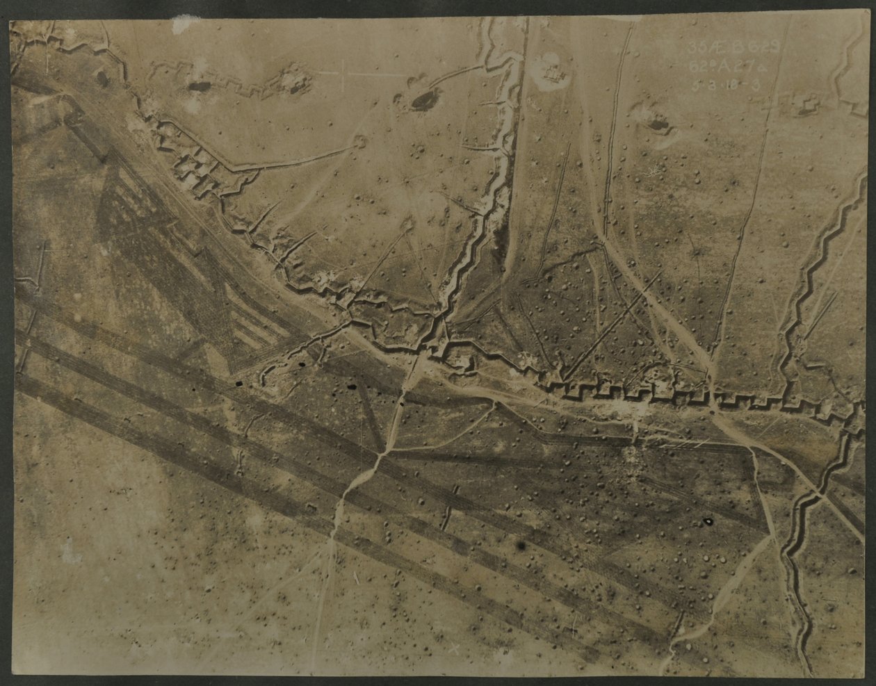 Flyfoto med skyttergraver fra første verdenskrig, 1918 av English Photographer