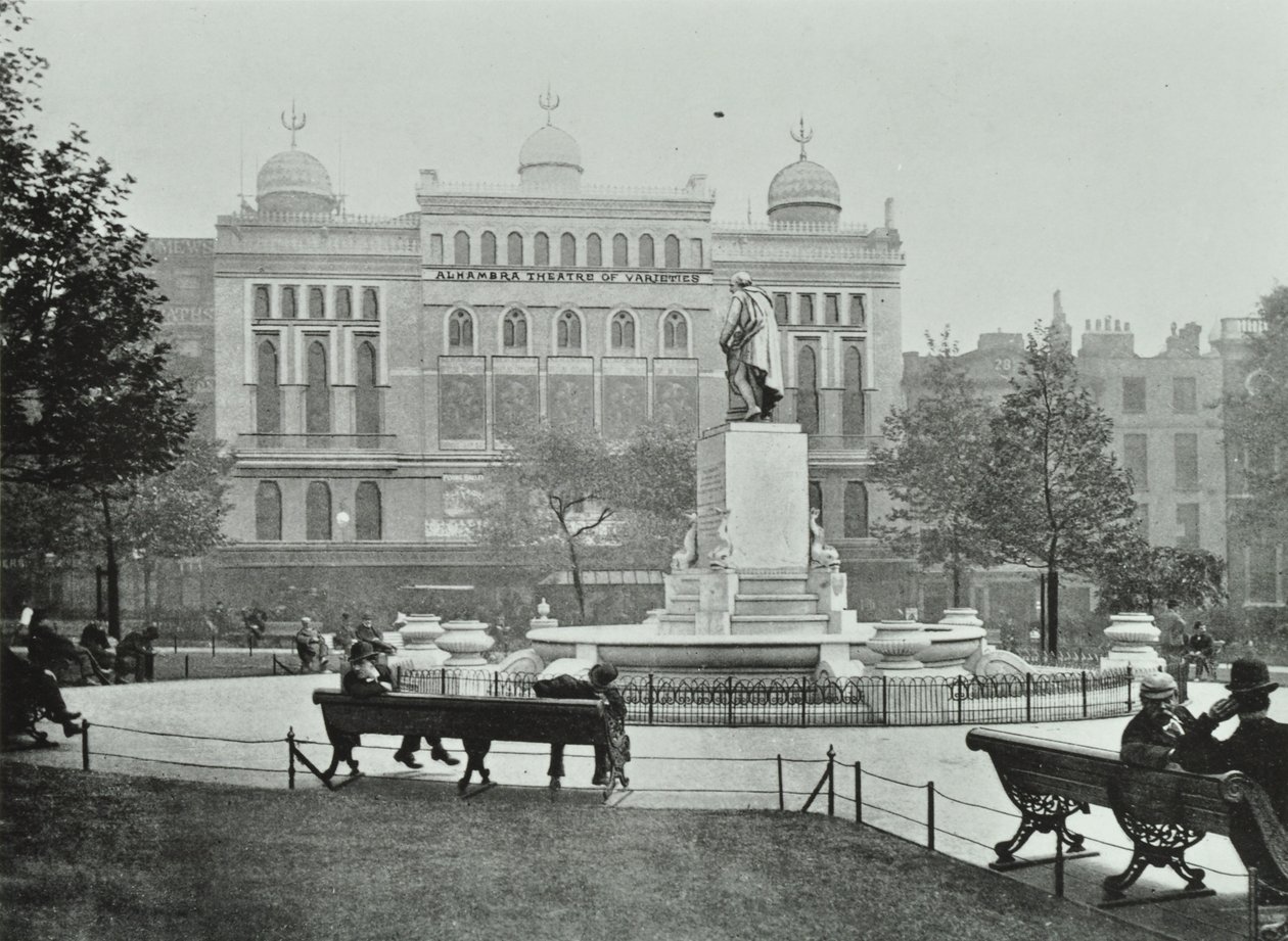 Alhambra, Leicester Square, Westminster LB: østsiden, 1895 av English Photographer
