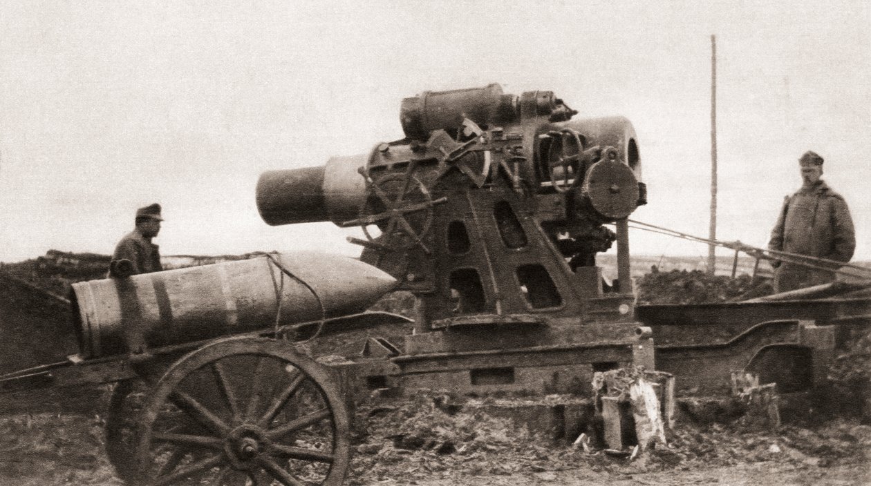 En østerriksk gigantisk beleiringshaubitser og dens skall, brukt under første verdenskrig, fra The Illustrated War News, 1915 av English Photographer
