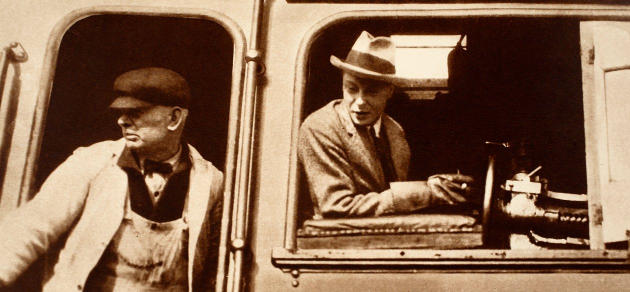 En motorfører overleverer kong Edward VIII i Canada, 1920-tallet av English Photographer