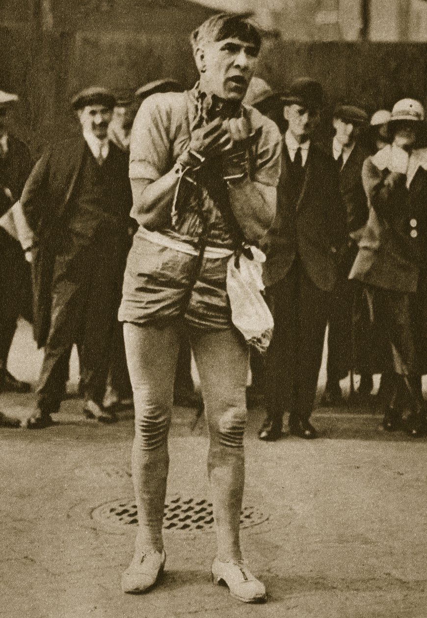 En skuespiller utkledd som Houdini utenfor en teaterdør (sepia-bilde) av English Photographer