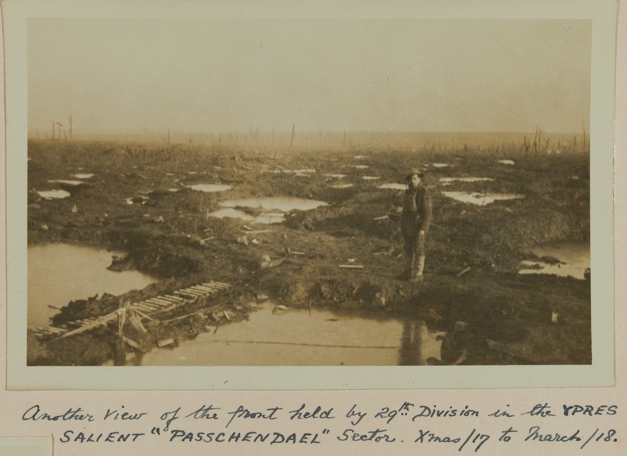 En annen visning av fronten holdt av 29. Divisjon i YPRES SALIENT "PASSCHEENDAELE"-sektoren. Jul 17 til 18 mars av English Photographer
