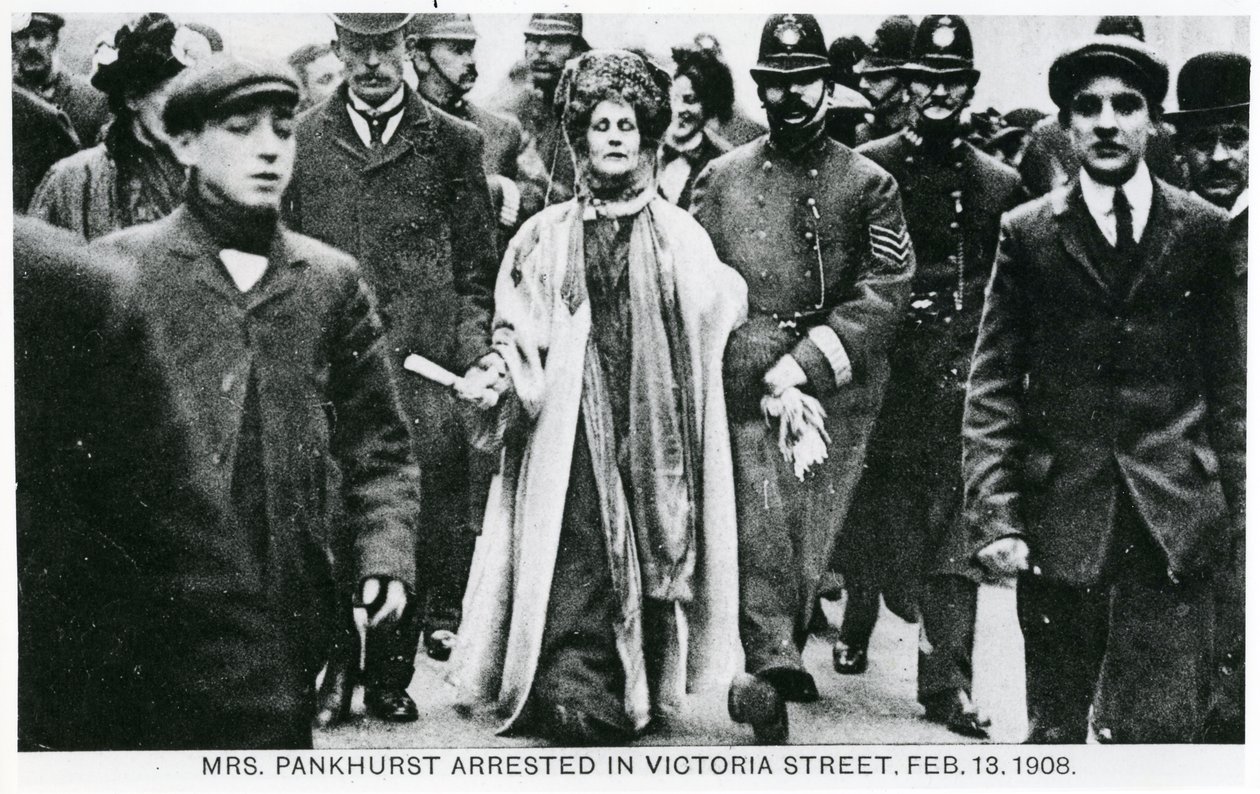 Arrestasjon av fru Emmeline Pankhurst i Victoria Street, 13. februar 1908 av English Photographer