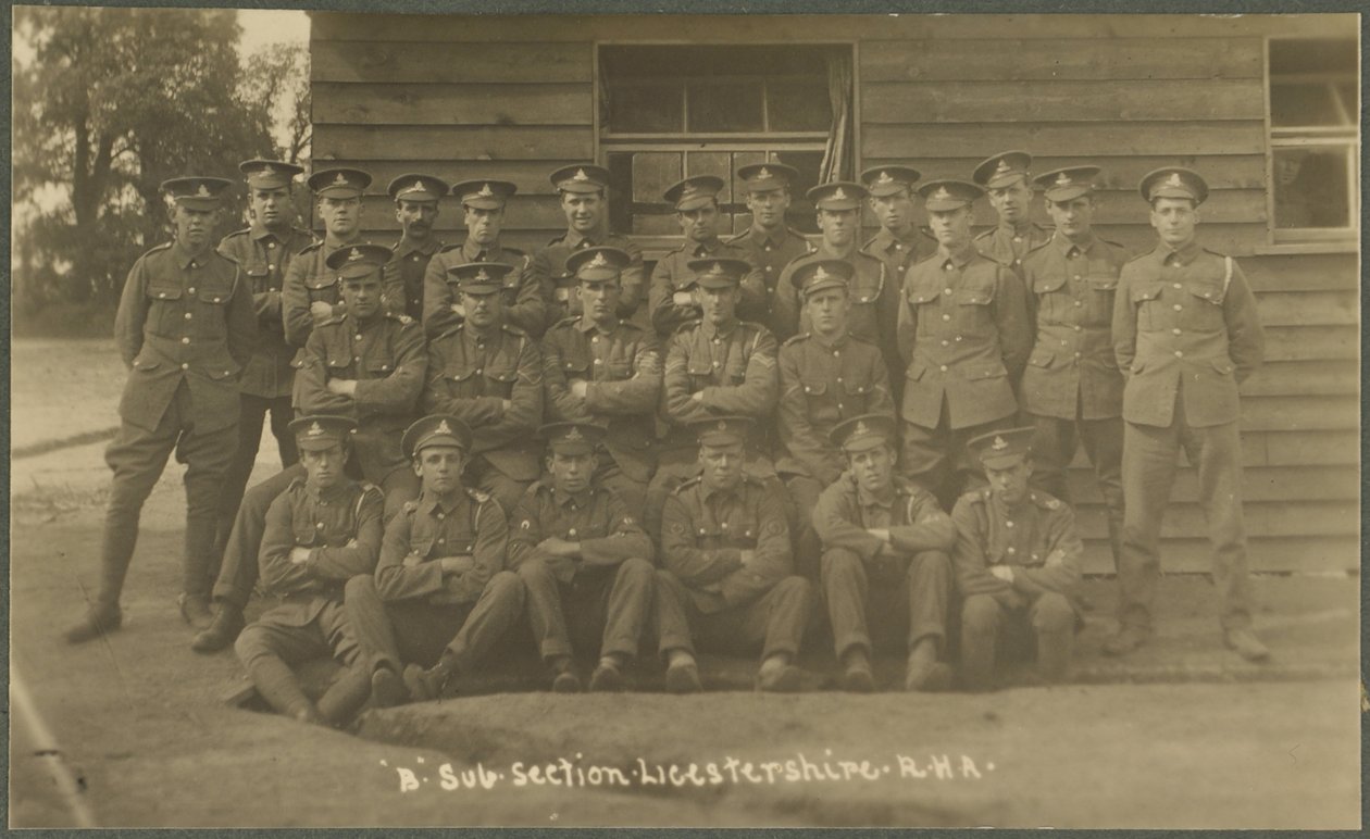 B underseksjon, Leicestershire Royal Horse Artillery, på treningsleir på Diss, 1914-18 av English Photographer