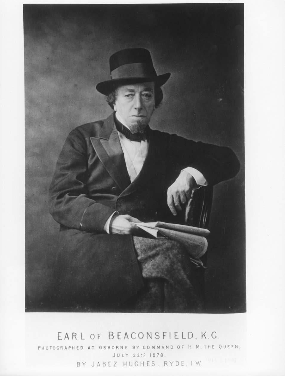 Benjamin Disraeli, 1. jarl av Beaconsfield (1804-81) fotografert av Jabez Hughes ved Osborne House, Isle of Wight av English Photographer
