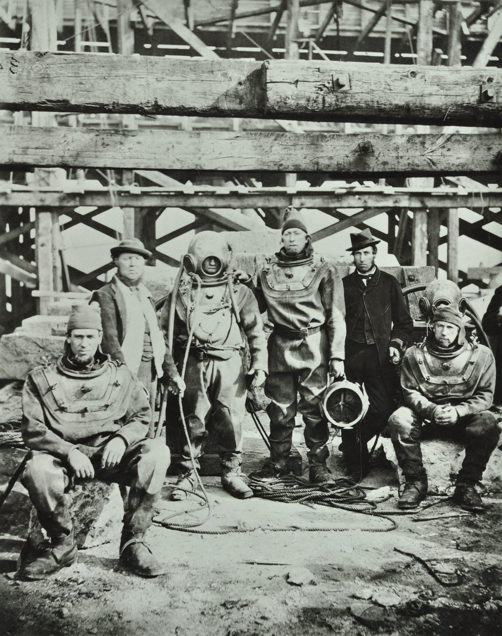 Blackfriars Bridge: bygningsarbeidere poserer med utstyr, 1869 av English Photographer
