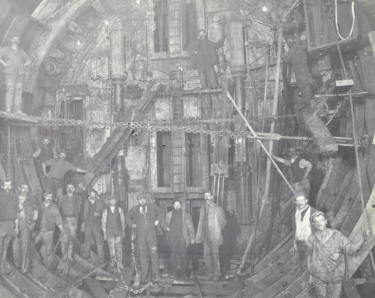 Blackwall Tunnel: en gruppe arbeidere står i luftslusen, 1894 av English Photographer