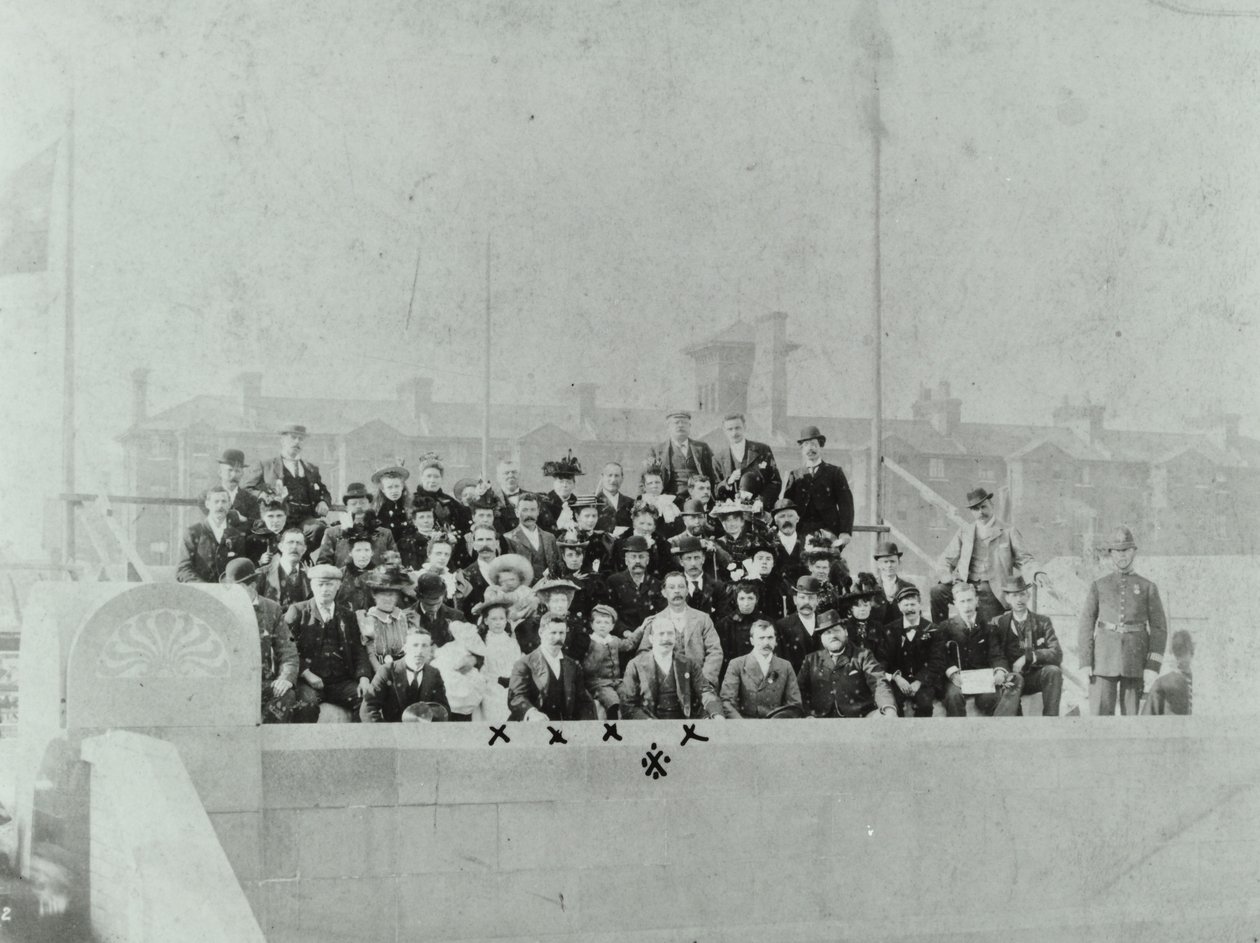 Blackwall Tunnel: publikum samlet ved åpningsseremonien, 1897 av English Photographer