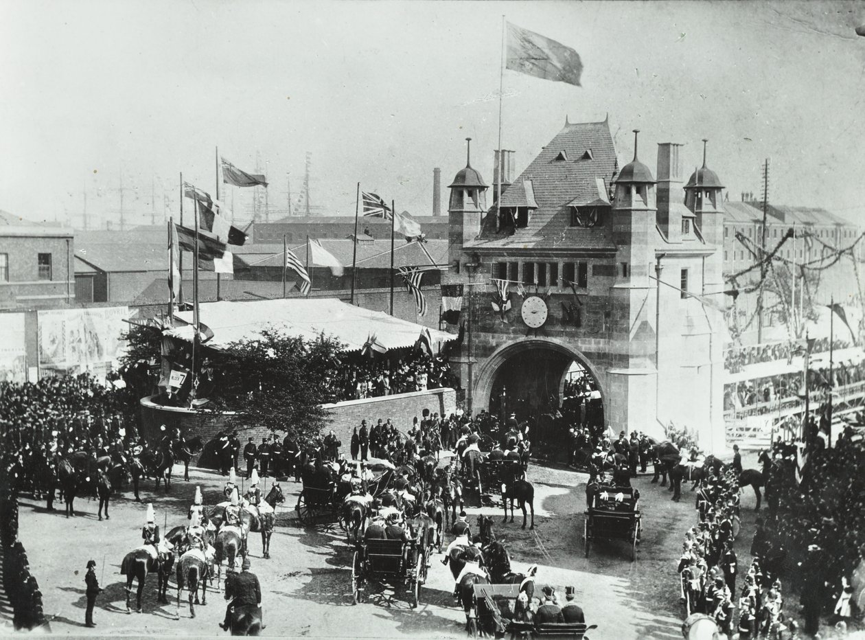 Blackwall Tunnel: hestevogner passerer gjennom den seremonielle inngangsåpningen til tunnelen, 1897 av English Photographer