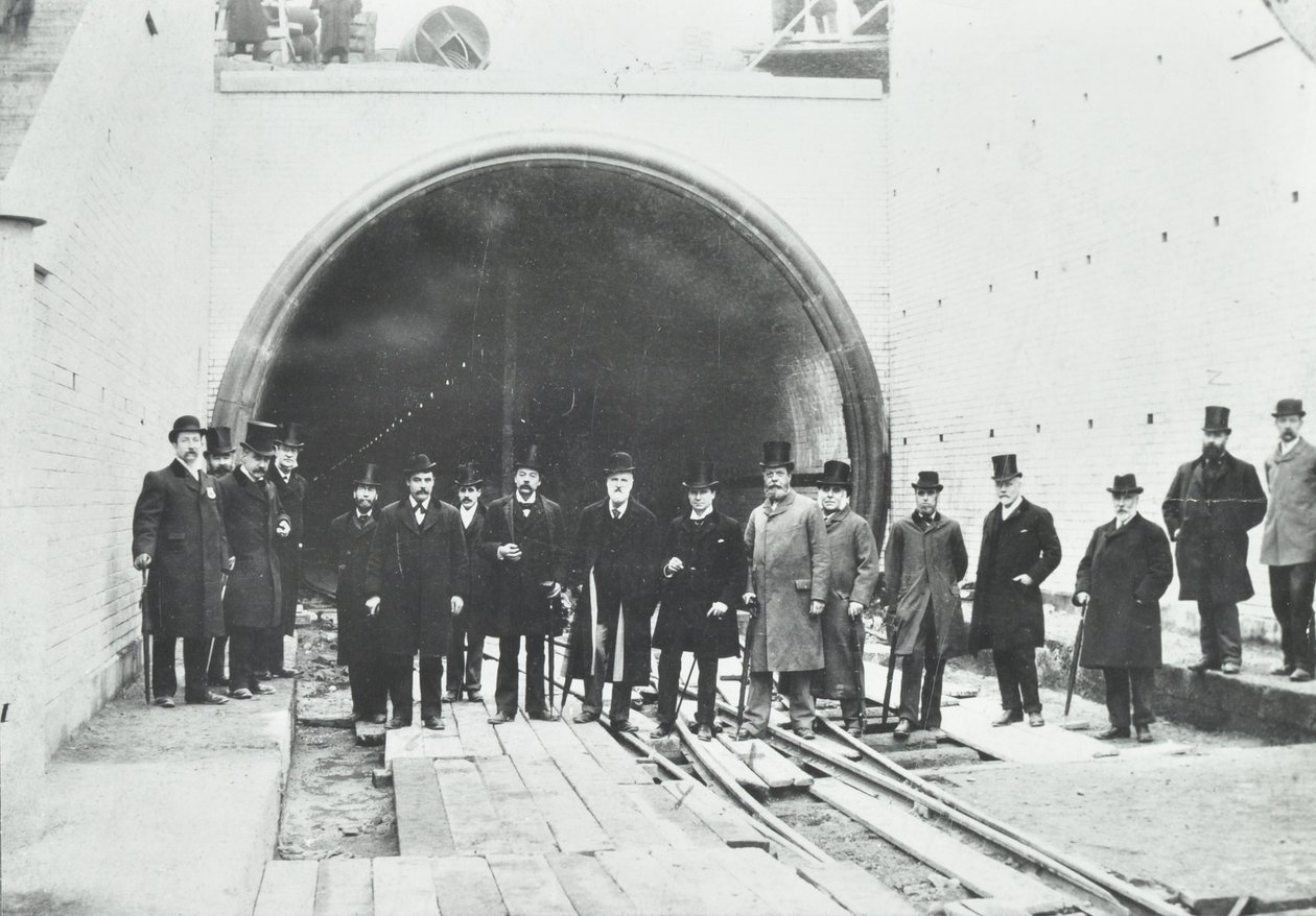 Blackwall Tunnel: inspeksjon av den undervannsdelen av dignitærer, 1895 av English Photographer
