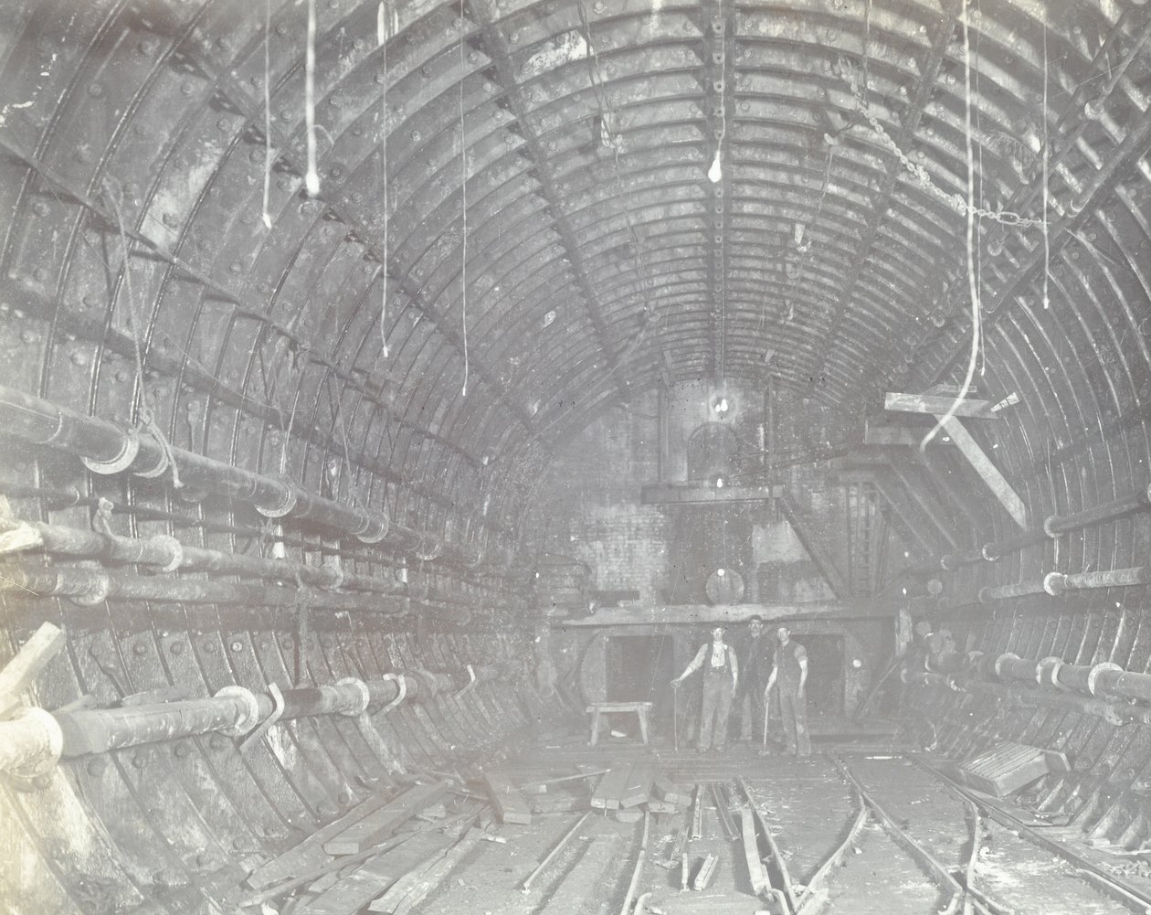 Blackwall Tunnel: to menn står i luftslusen, 1894 av English Photographer