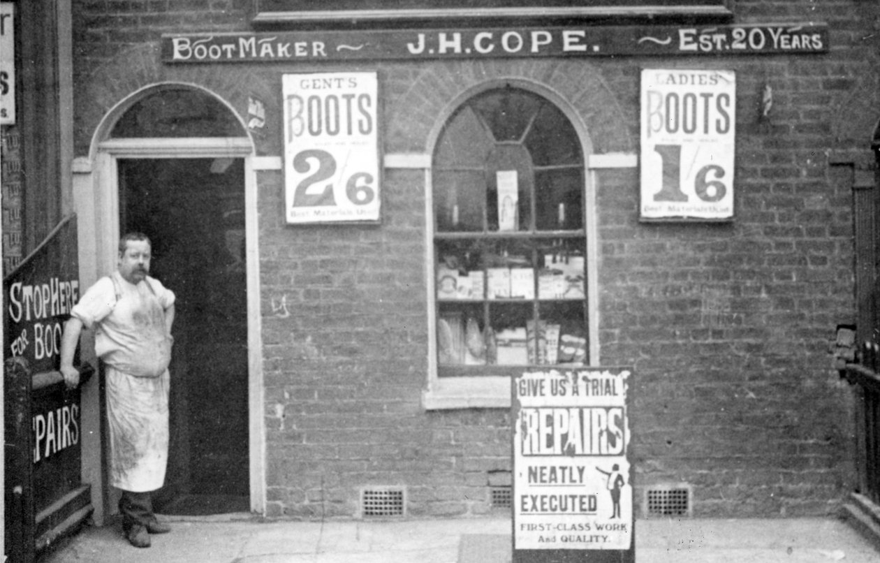 Støvlemaker J. H. Cope, sent C19th av English Photographer
