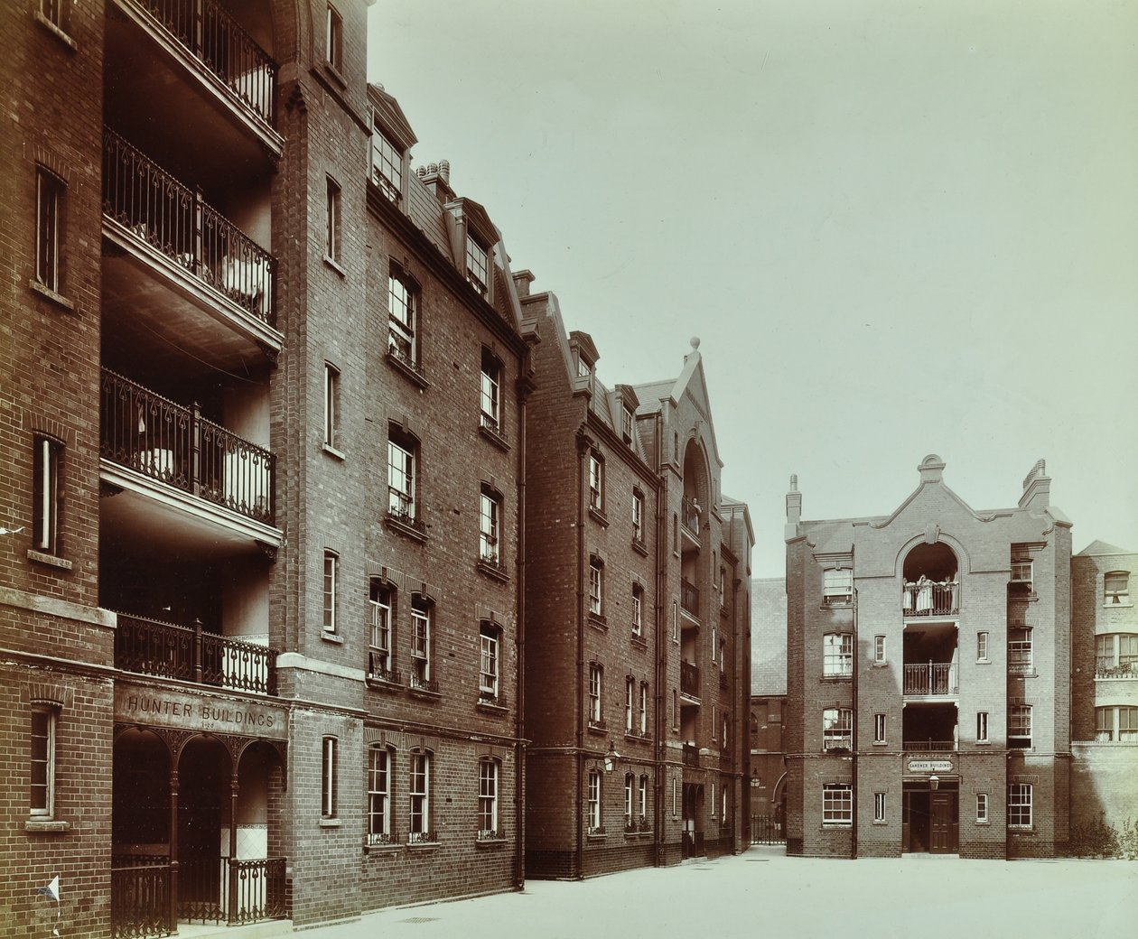 Borough Road Estate: boligleiligheter, London av English Photographer