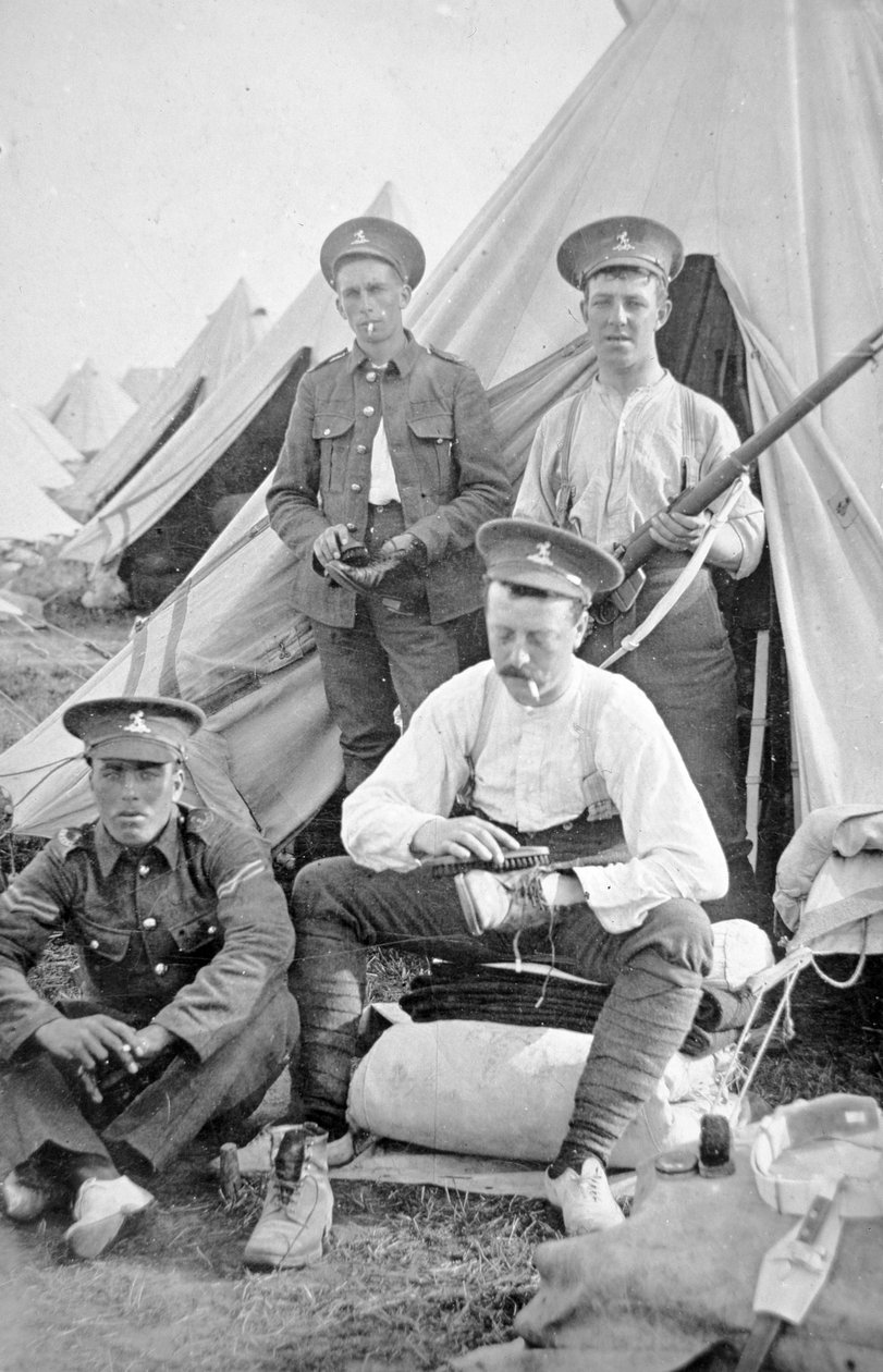 Britiske soldater i leiren renser settet sitt av English Photographer
