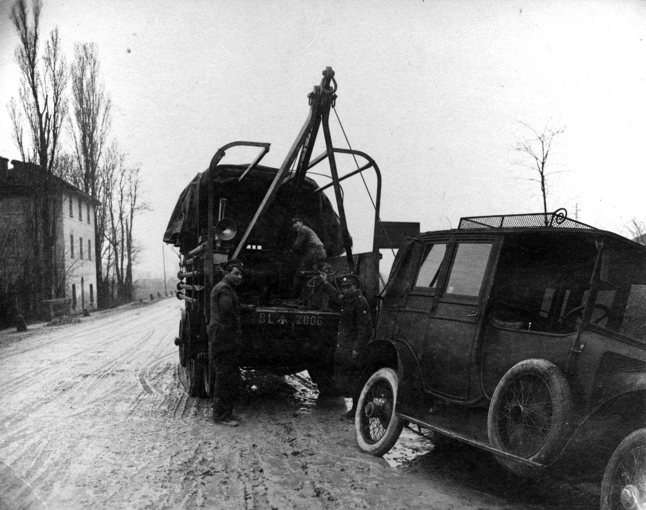 Britiske soldater sleper et motorkjøretøy i Italia under første verdenskrig (bw-bilde) av English Photographer
