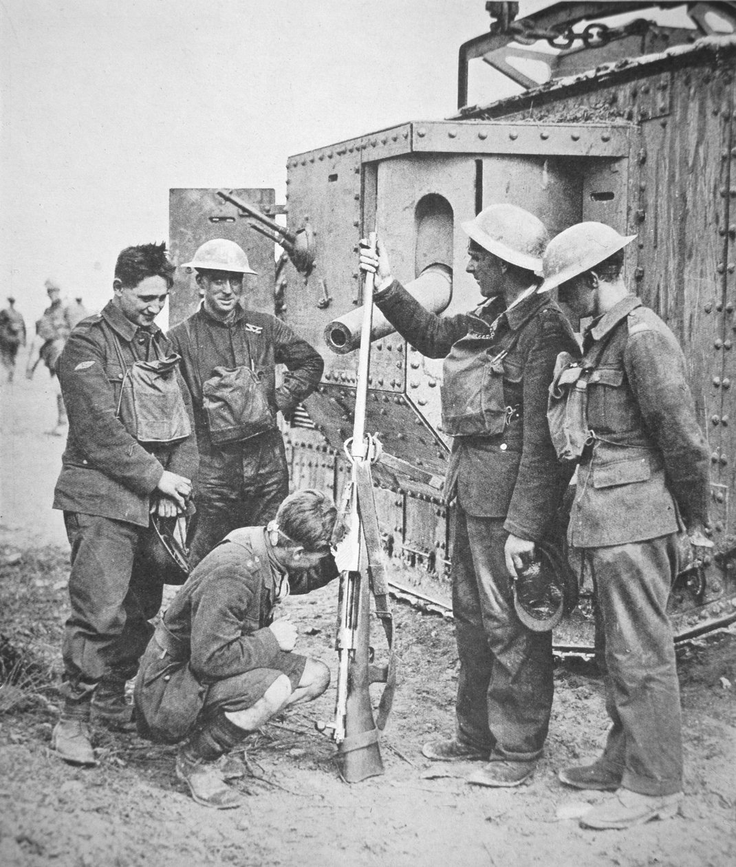 Britisk tankmannskap inspiserer en tysk anti-tankrifle, som avfyrte en patron fem tommer lang (s/hv-bilde) av English Photographer