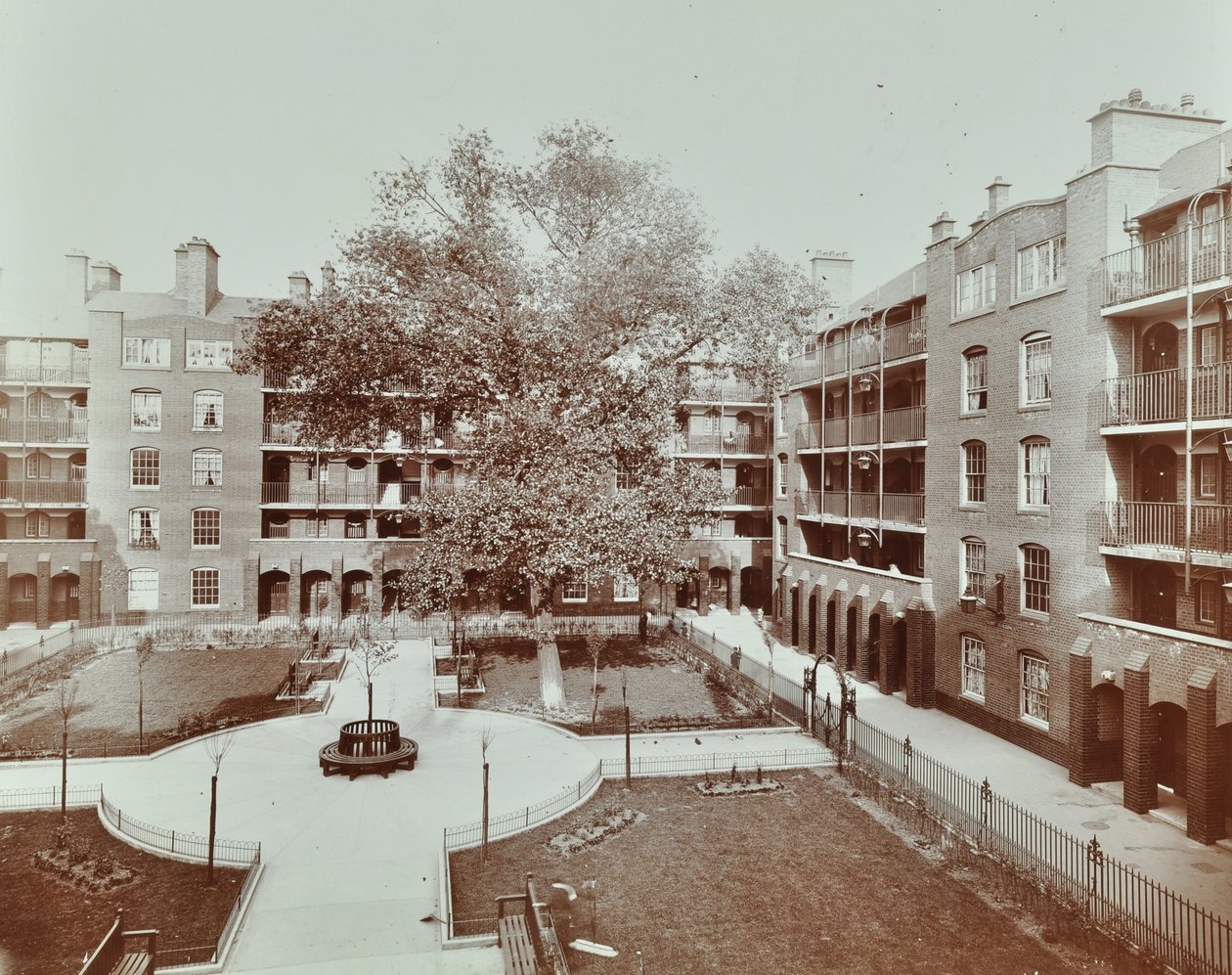 Caledonian Road Buildings: utsikt over gårdsplassen, hager og leiligheter, London av English Photographer