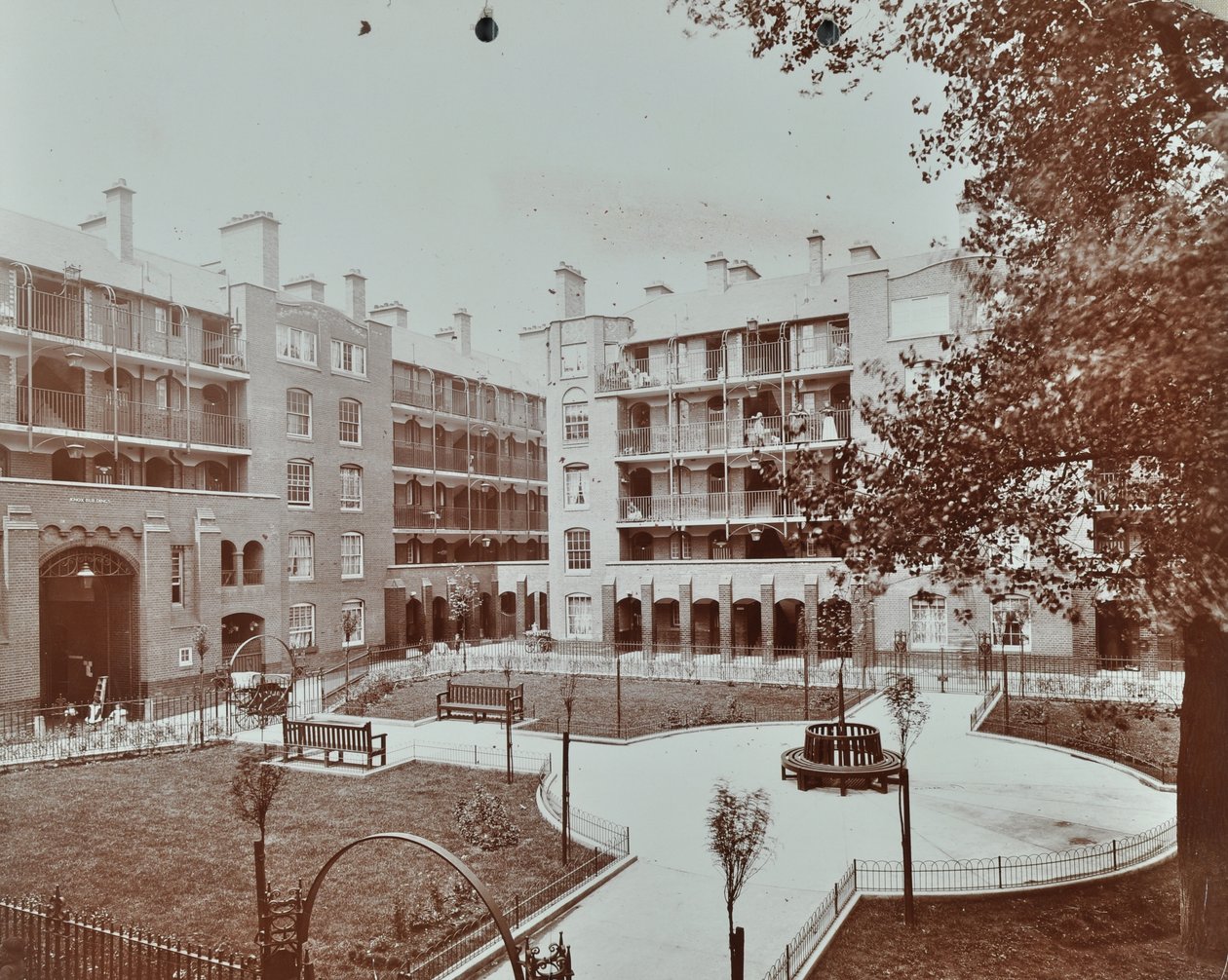 Caledonian Road Buildings: utsikt over gårdsplassen, hager og leiligheter, London av English Photographer