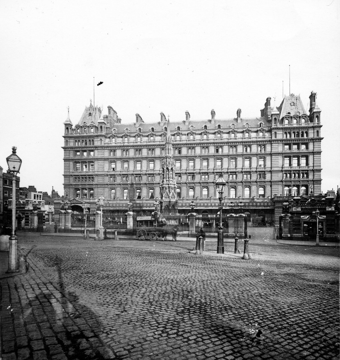 Charing Cross Station Hotel, ca. 1890 (fotografi) av English Photographer