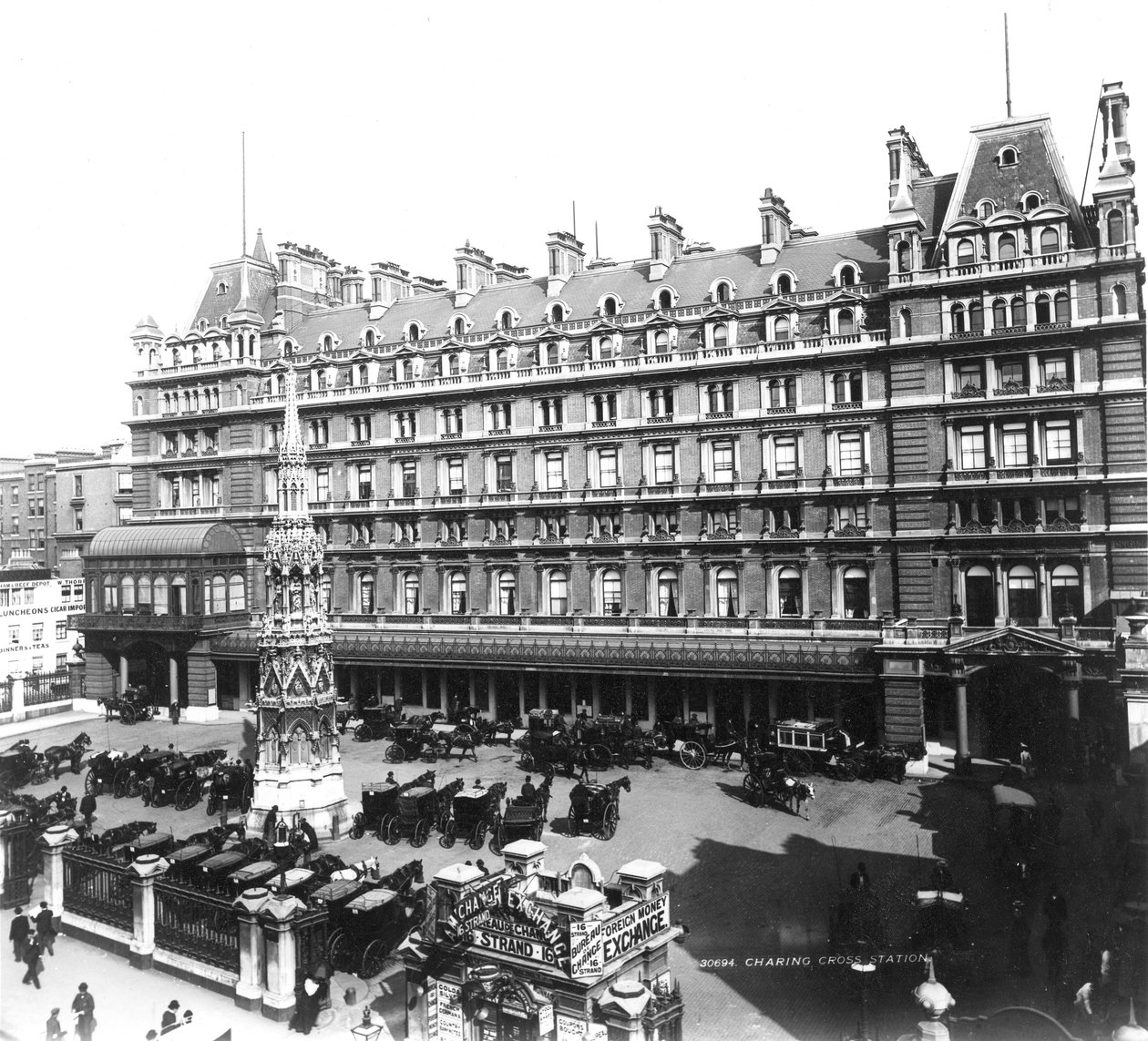 Charing Cross Station Hotel, ca. 1890 (fotografi) av English Photographer