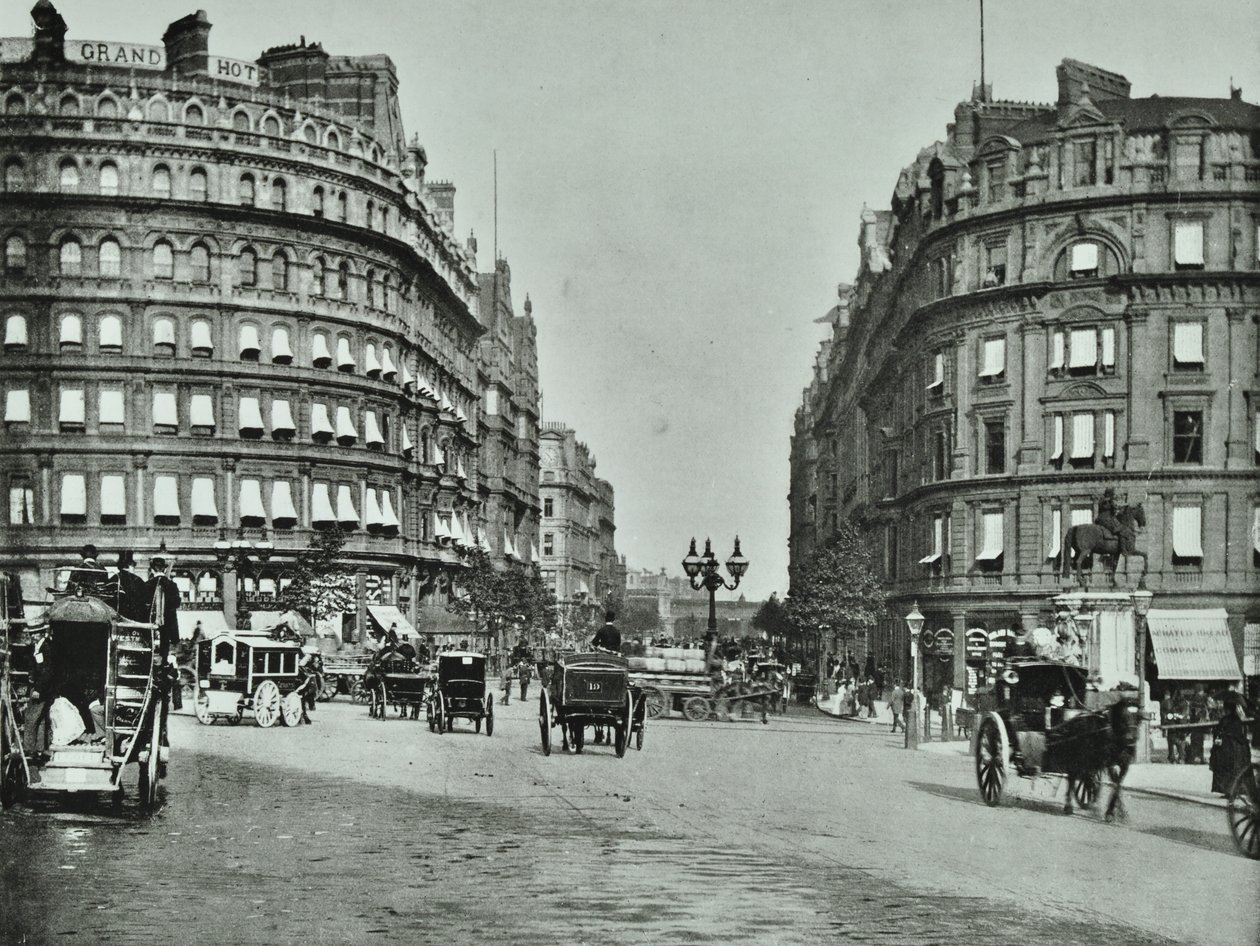 Charing Cross, Westminster LB: Northumberland Avenue fra Trafalgar Square og Charing Cross, 1890 av English Photographer