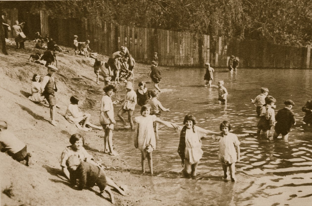 Barn som leker i Hampstead-dammen (sepia-bilde) av English Photographer
