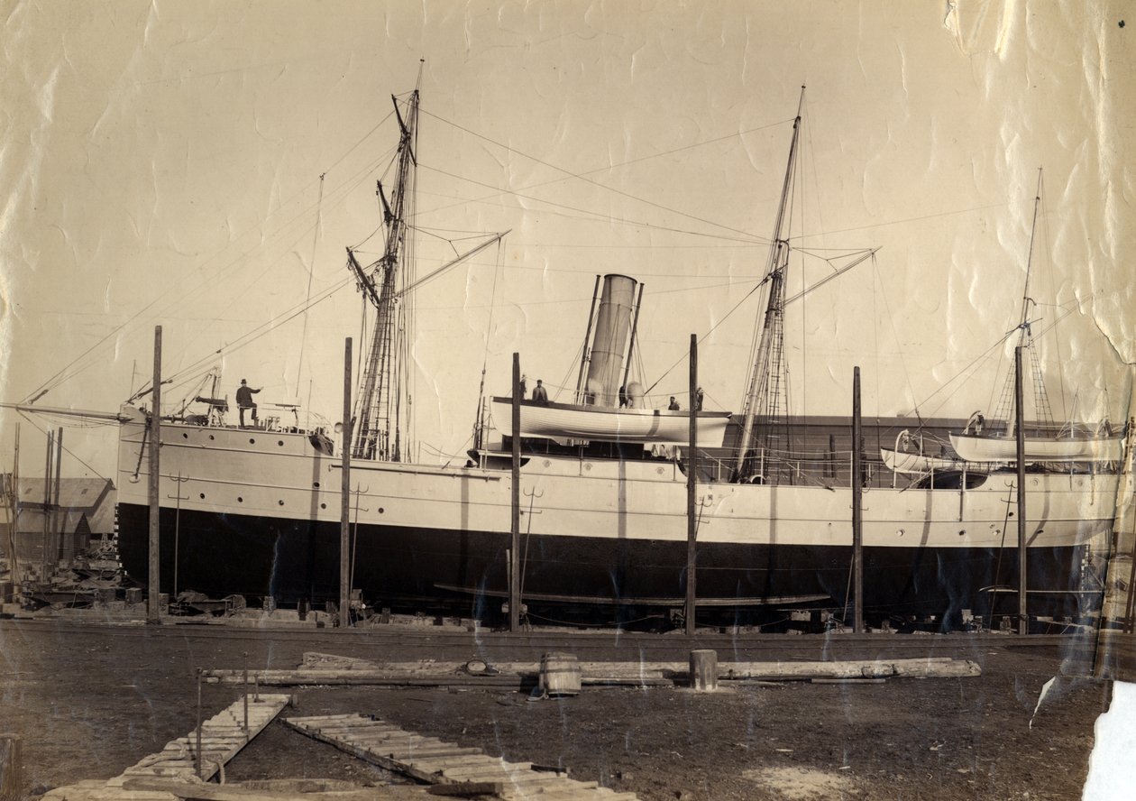 Den kinesiske inntektskrysseren "Li Kin" eller hennes søsterskip "Kai Pan" på lappen klar for lansering, 1888 av English Photographer