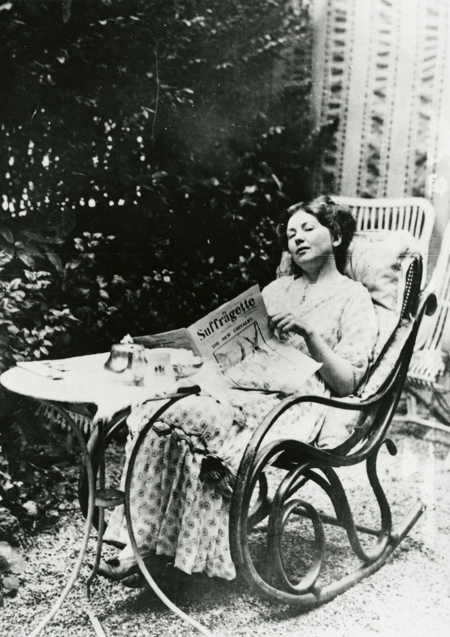 Christabel Pankhurst (1881-1969) leser en kopi av The Suffragette ca. 1905-14 av English Photographer