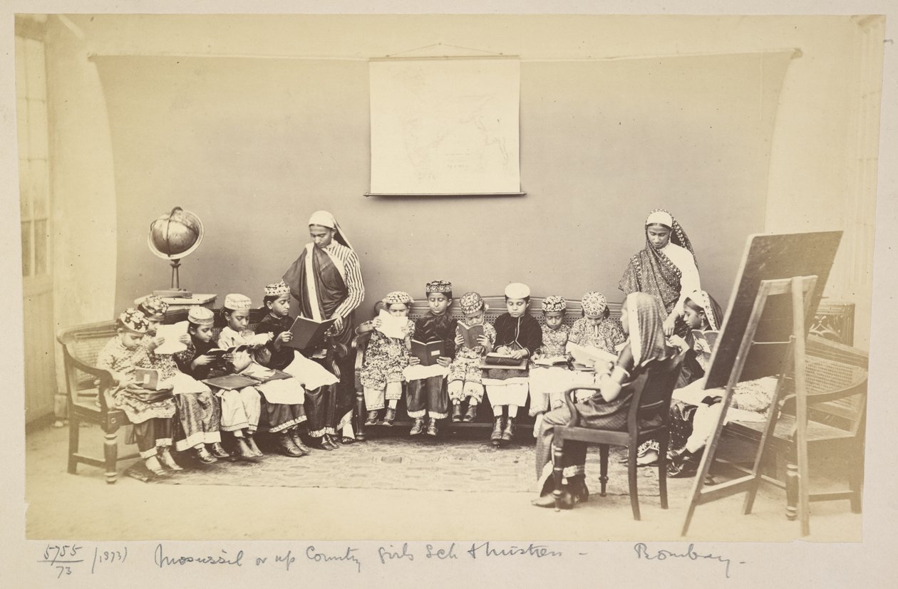 Klasse med elskerinnen på en jenteskole i mofussil eller på landet, Bombay, ca. 1873 (s/hvitt-bilde) av English Photographer