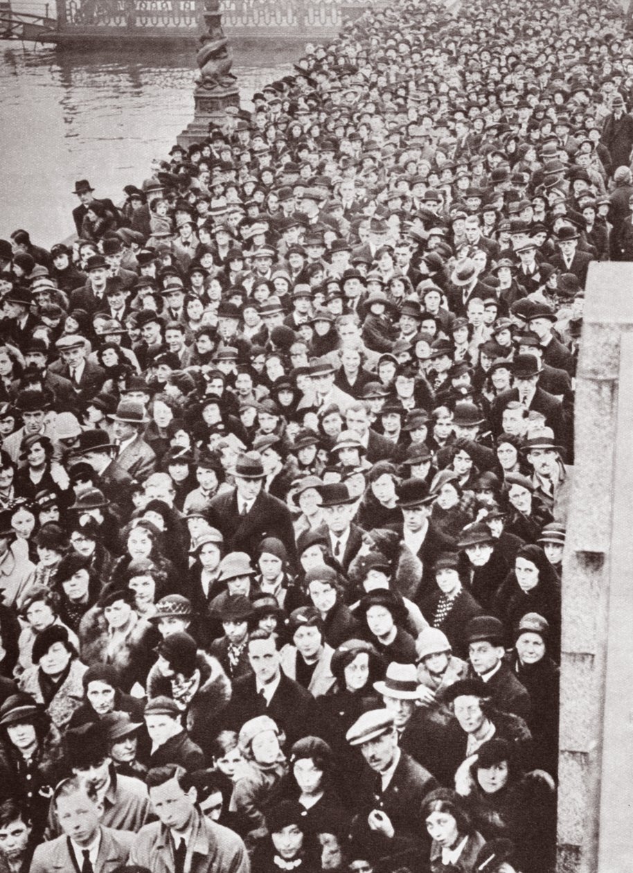 Folkemengder som venter på tilgang til Westminster Hall, under liggende i delstaten George V, 1936 av English Photographer